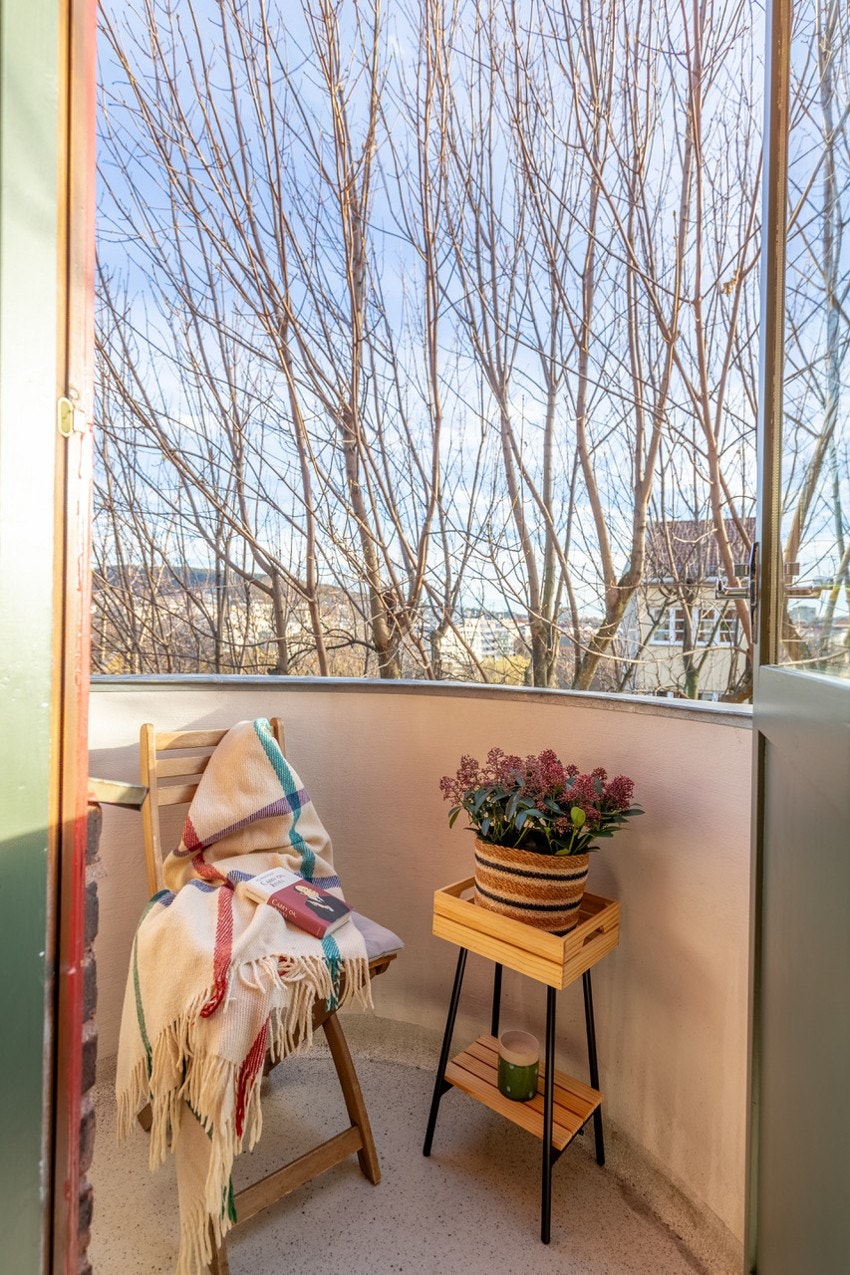 Ikke bare er det en stilig skapseng her, men vi finner og utgangen til leilighetens andre balkong. Galleribilde
