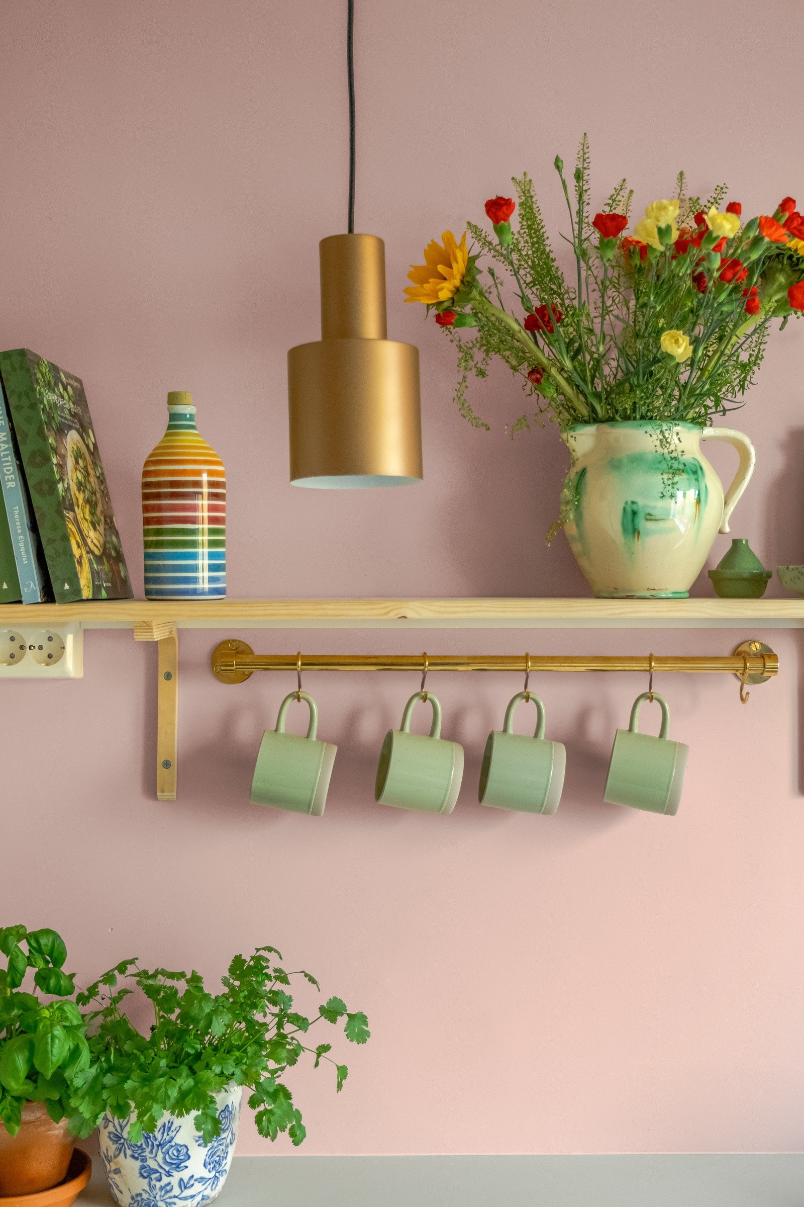 Fine messingdetaljer på kjøkkenet. Også blandebatteriet er i børstet messing. Galleribilde