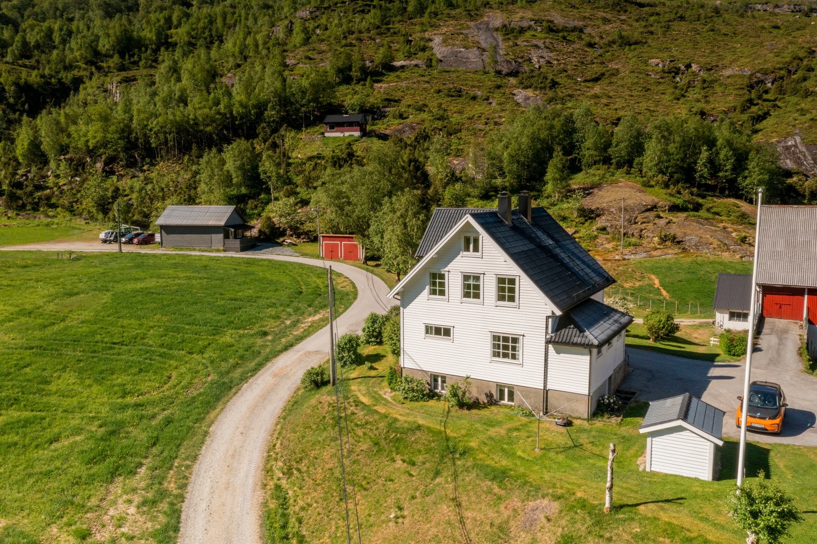 Sør på tunet ligger kårboligen, det tidligere hovedhuset på gården Galleribilde