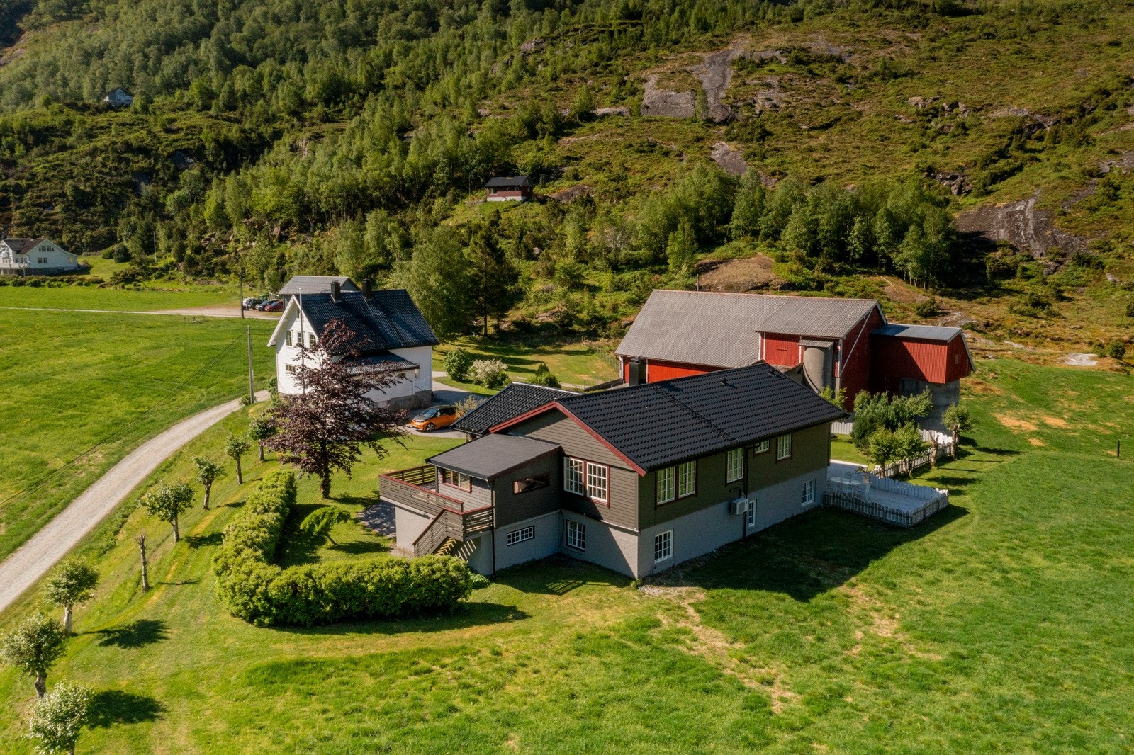 Tunet er flott opparbeidet med pent anlagt hage og tunplass mellom bygningene Galleribilde