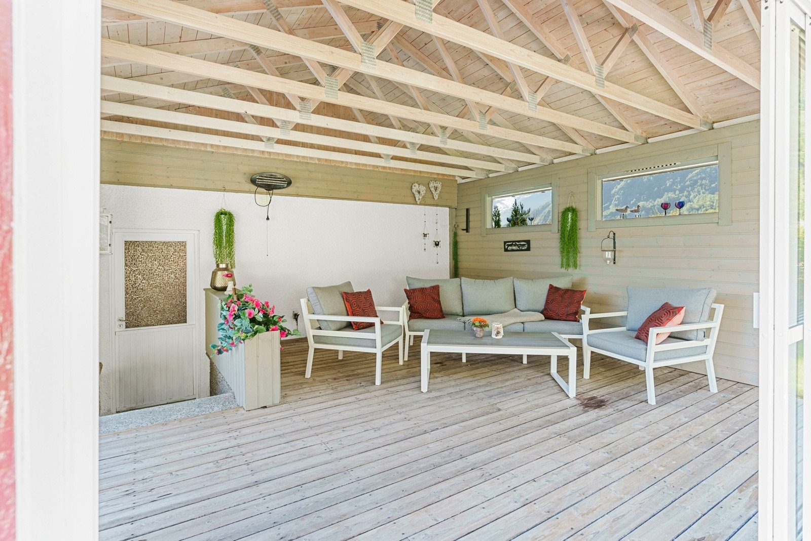 Det er tilkomst fra hagestua til boligens 1.etg. Galleribilde