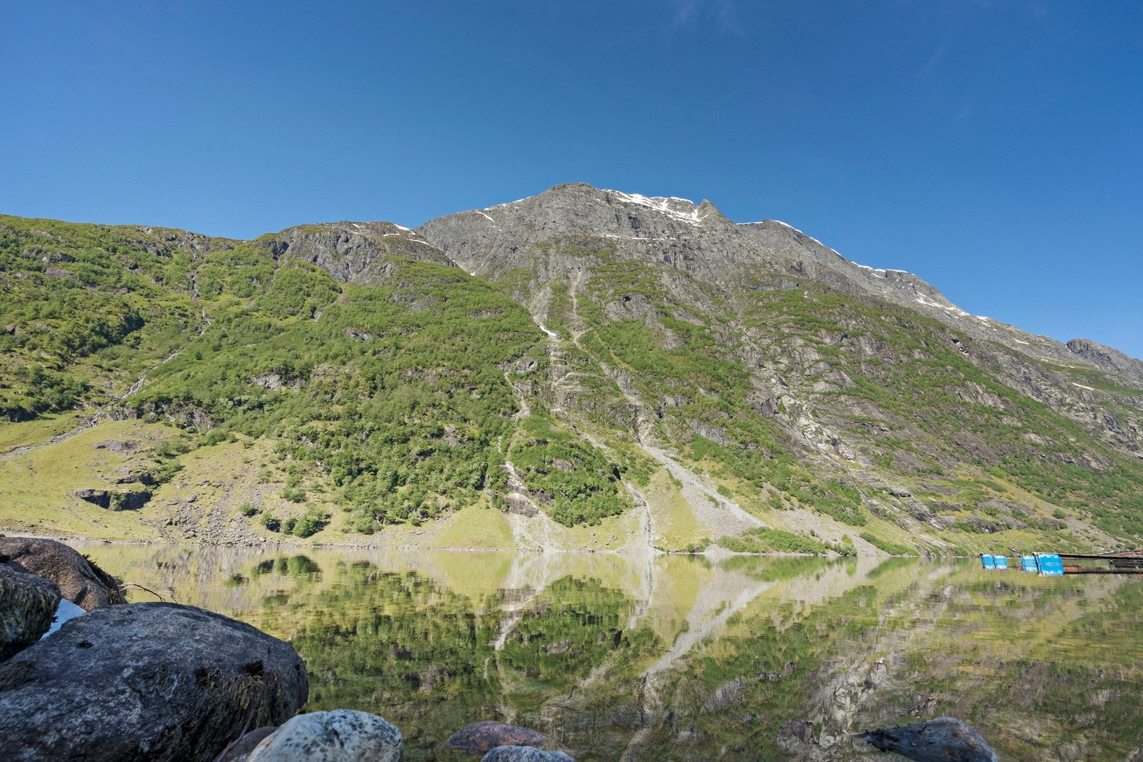 Fjellet Skjorta ruver 1473moh - en av mange toppturmuligheter i området Galleribilde