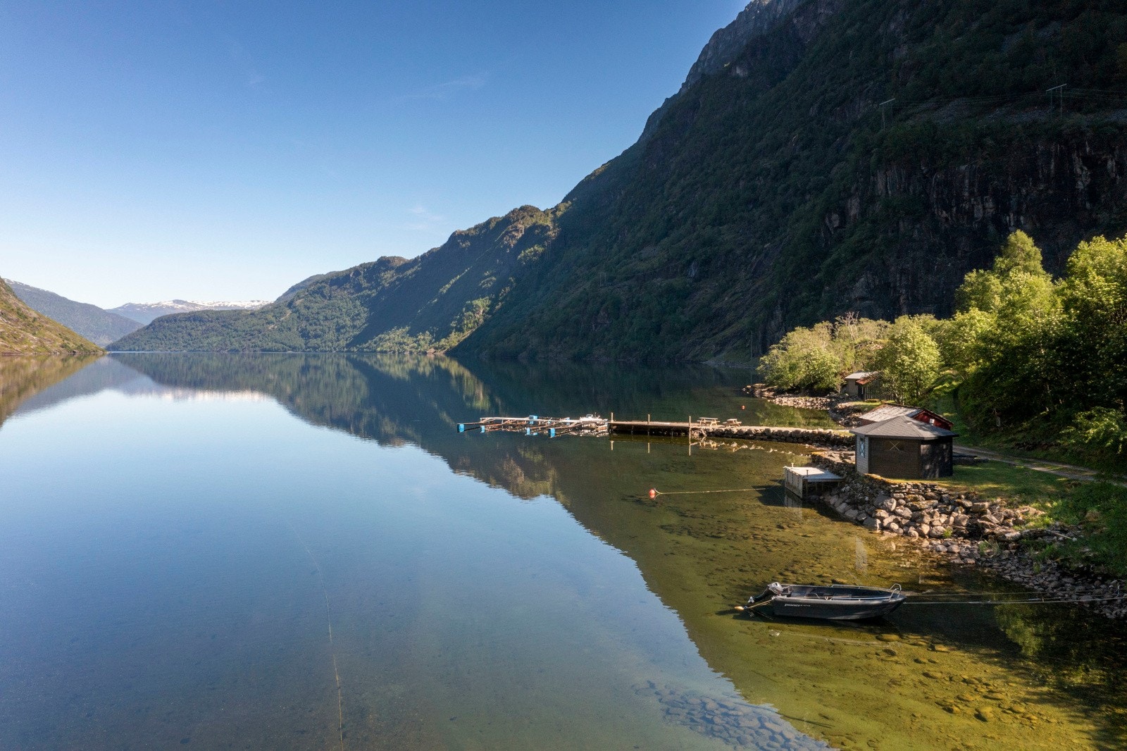 Ved Breimsvatnet ca. 500m fra tunet er det oppført et lysthus som følger med eiendommen Galleribilde