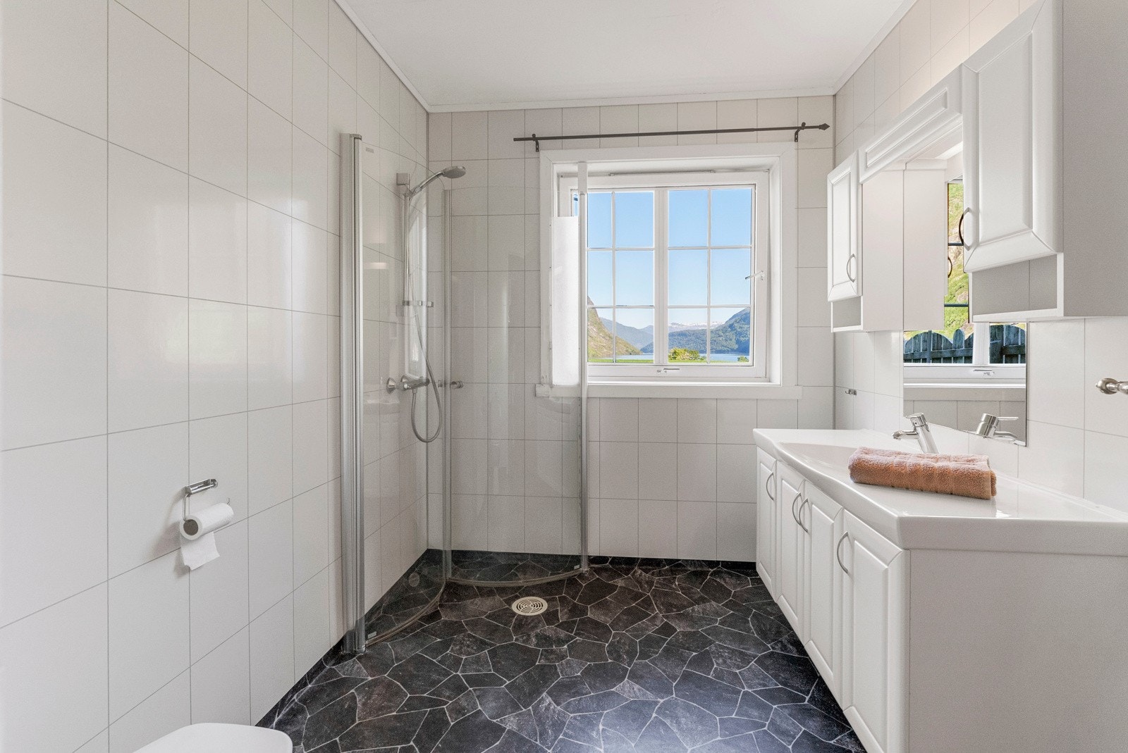 Bad i underetasjen - Galleribilde