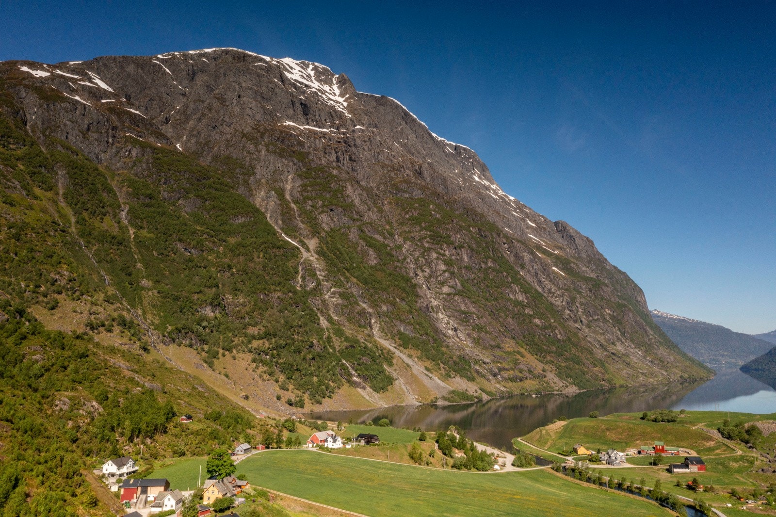Eiendommen ligger idyllisk plassert nederst i bygda som i hovedsak består av landbrukseiendommer Galleribilde