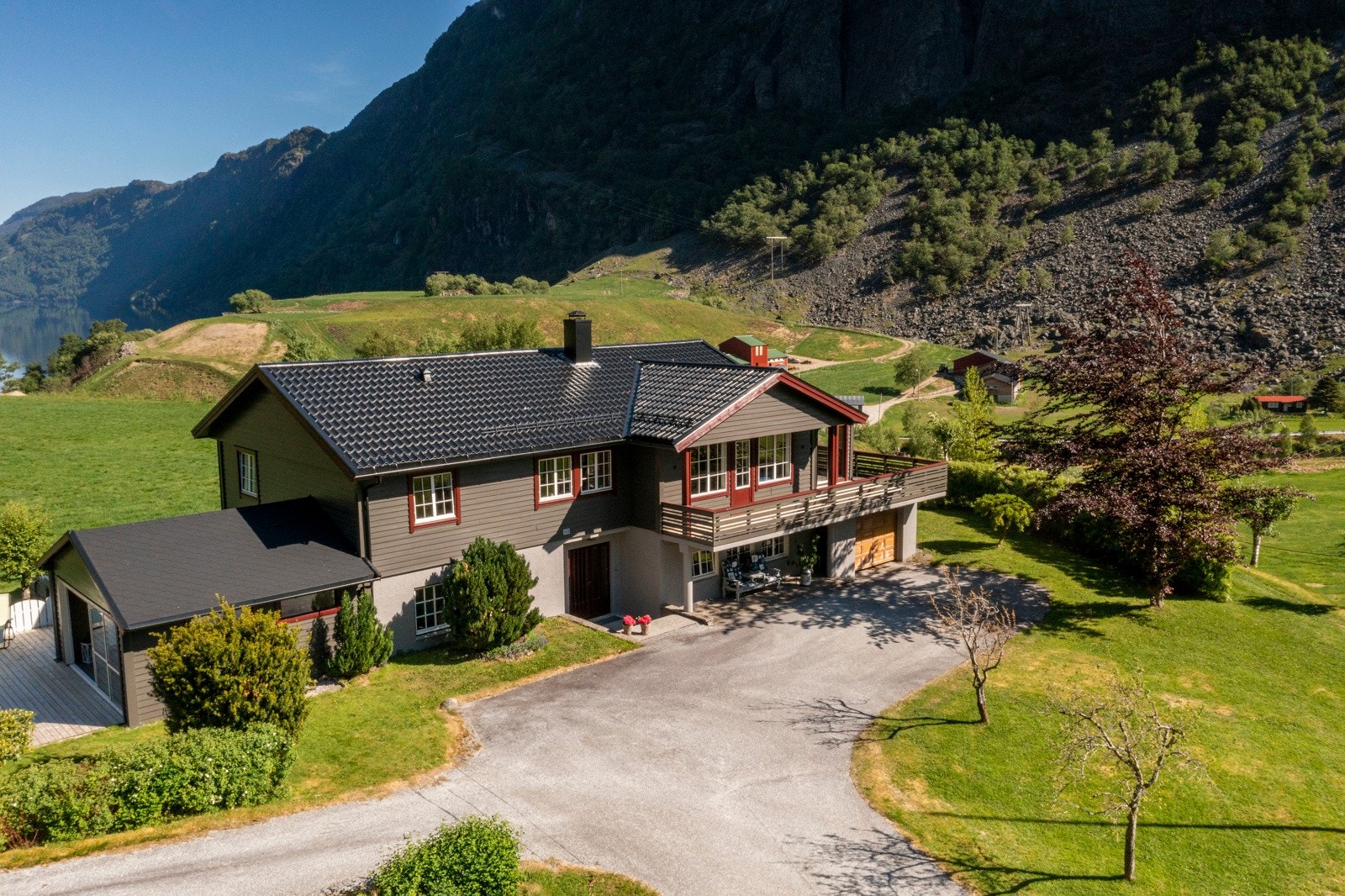 Våningshuset som ble oppført i 1983 er jevnlig og godt vedlikeholdt - Tilkomstvei frem til boligen og tunplass er asfaltert Galleribilde