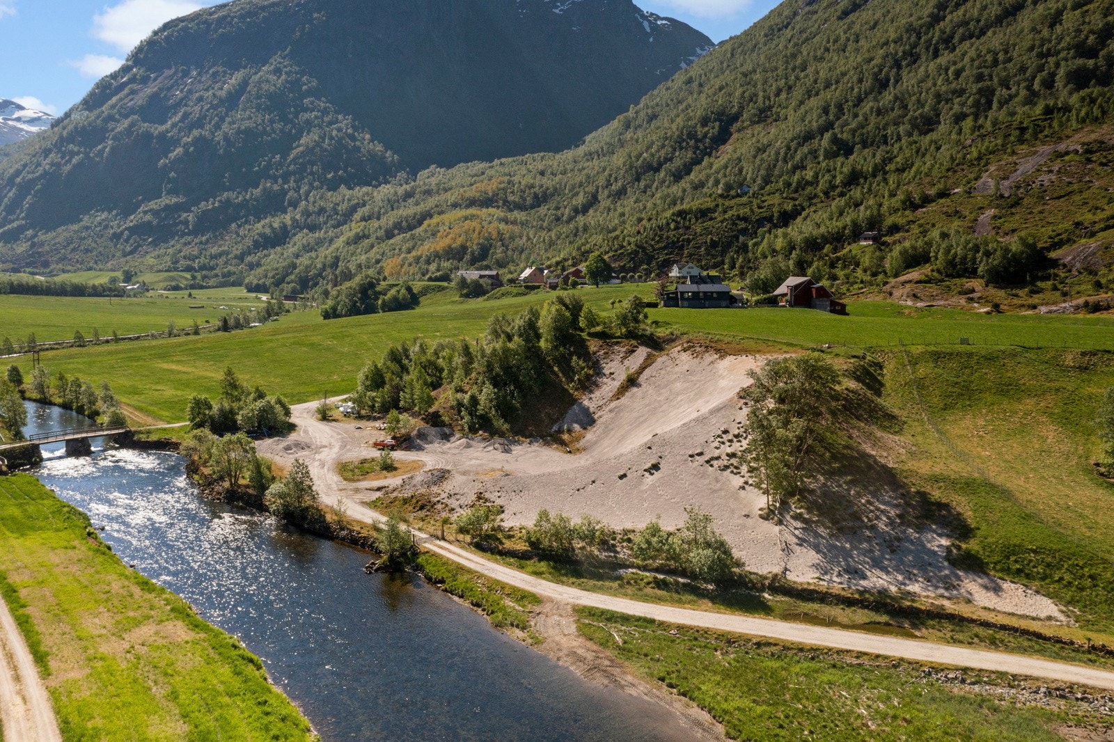På eiendommen er det et større grustak hvor selger har tatt ut sand/grus til eget bruk og noe salg Galleribilde