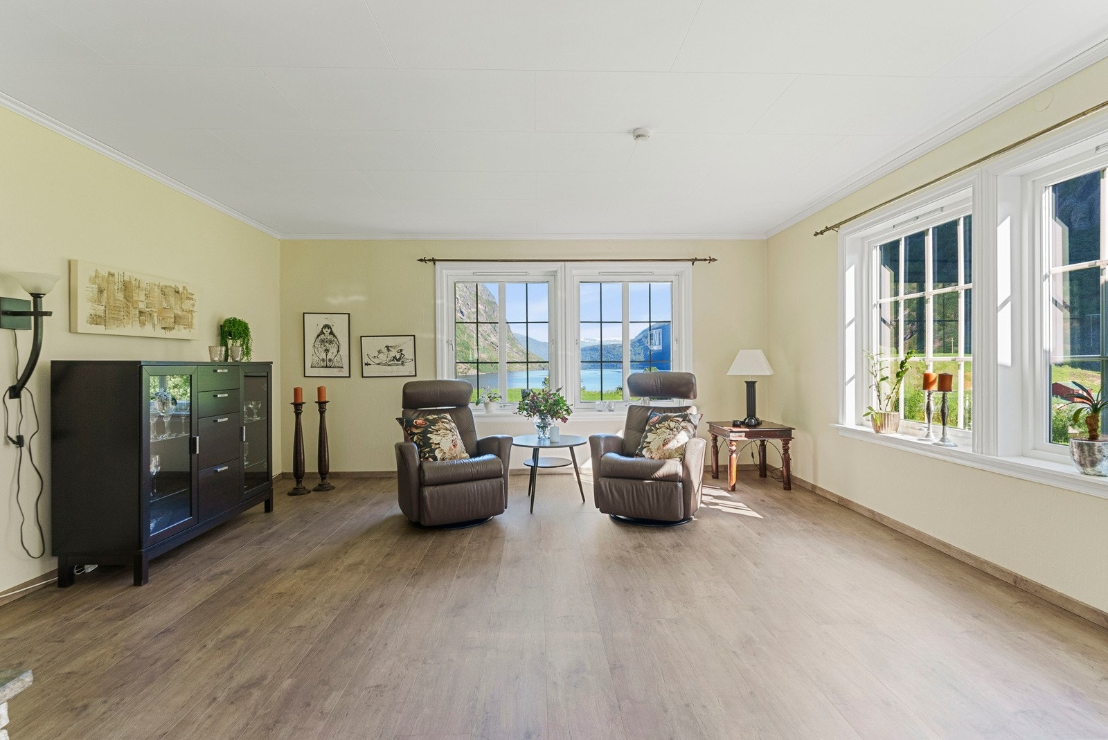 Stua ligger i tilknytning til kjøkkenet i 2.etg. og har utsikt mot Breimsvatnet i nord Galleribilde