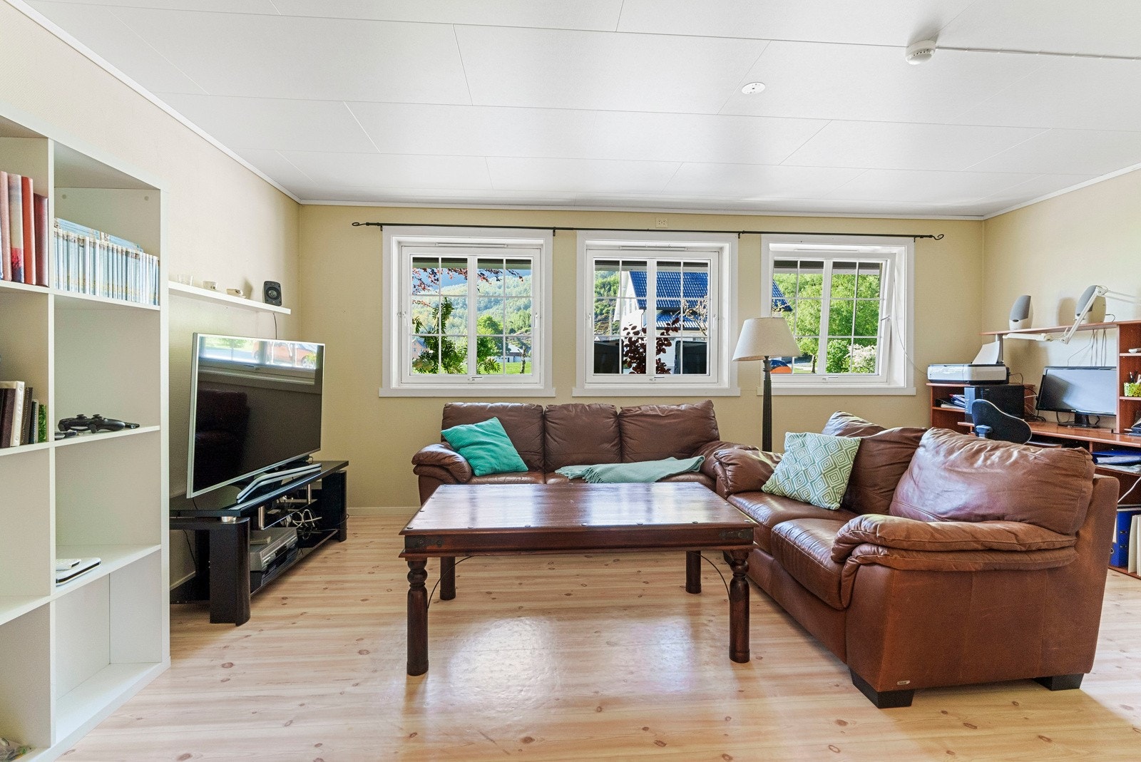 I underetasjen er det bla. en romslig kjellerstue Galleribilde