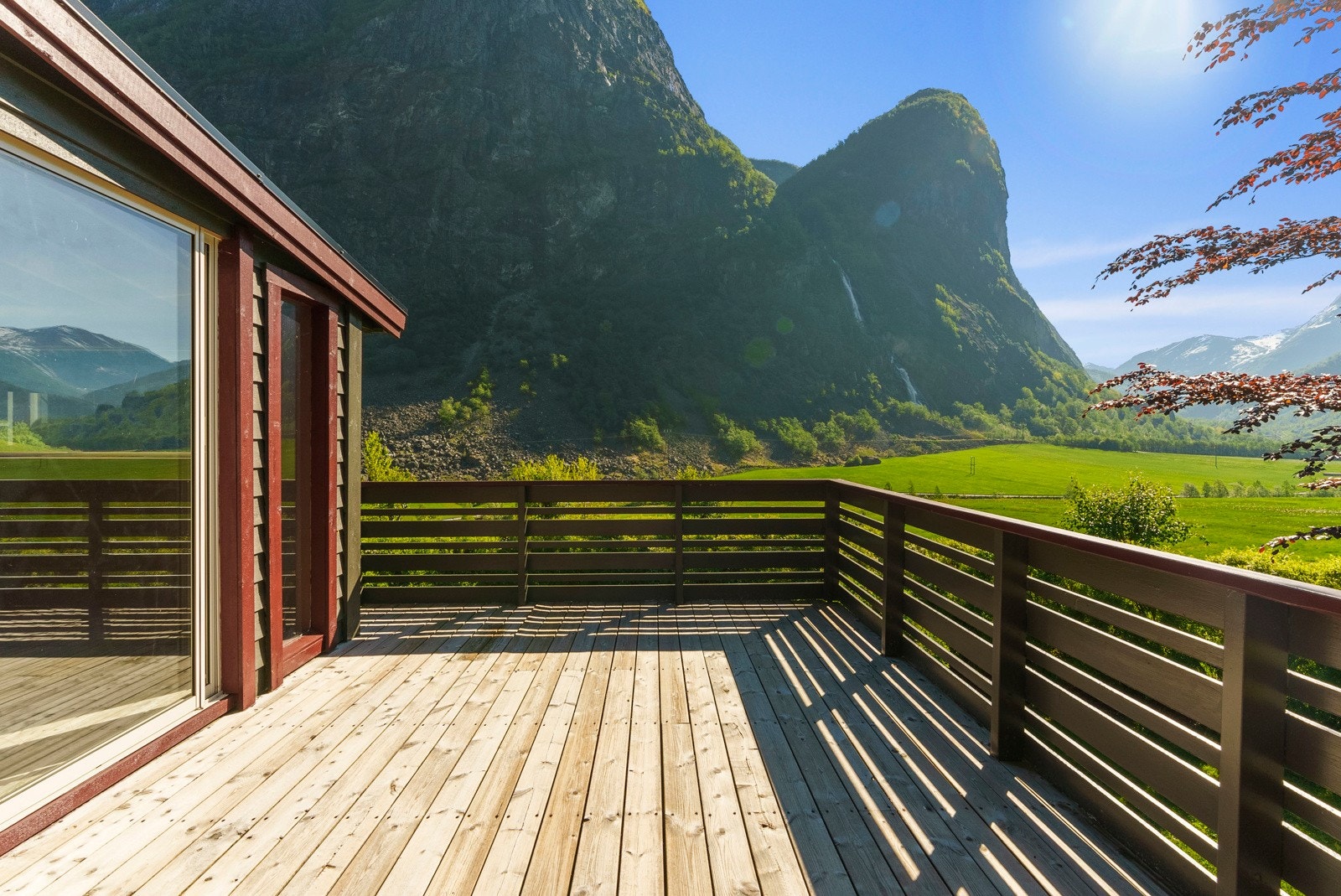 Veranda i tilknytning til stua på hovedplan - Her kan man nyte utsikten oppover dalføret Galleribilde