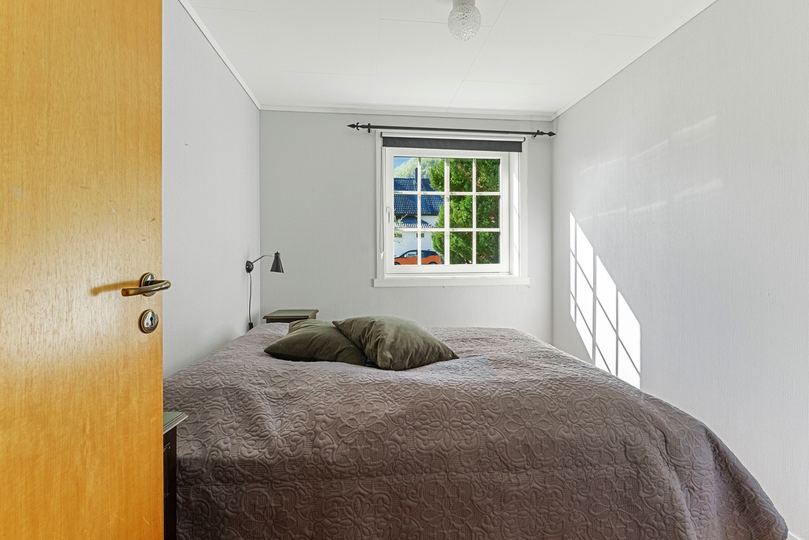 Soverom 1 av 2 i underetasjen Galleribilde