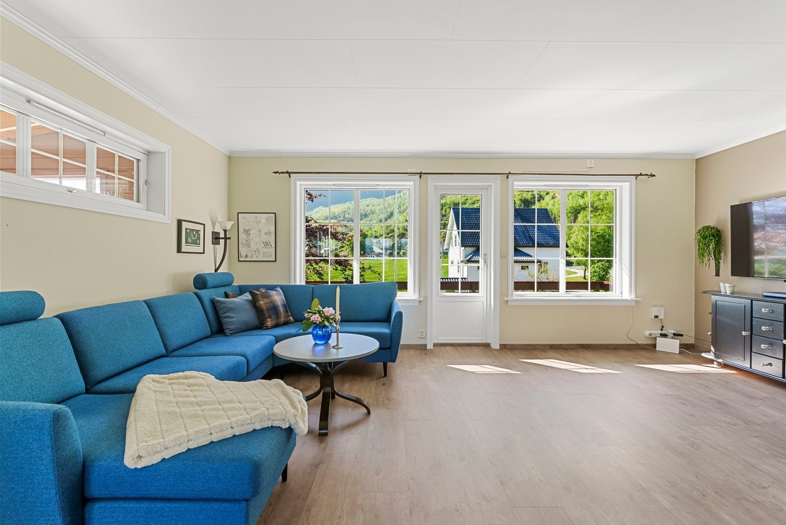 Stua er av god størrelse med plass til flere sittegrupper Galleribilde