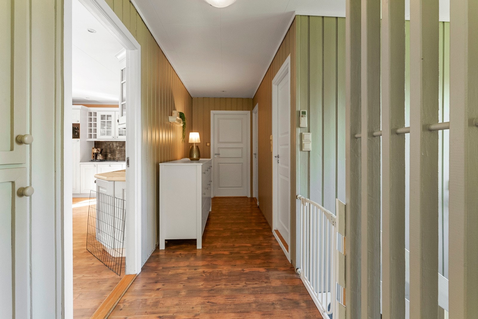 Mellomgang m/trapp i 2.etg. - Her er det videre tilkomst til soverom og bad Galleribilde