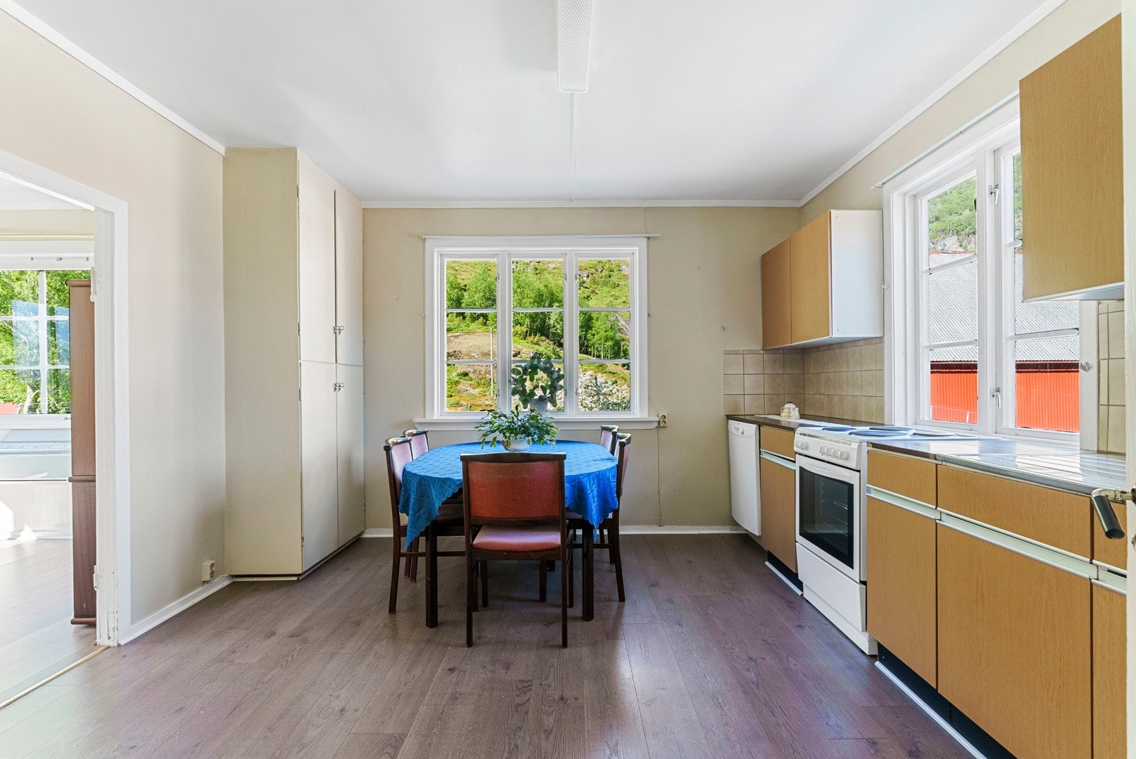 I boligens 1.etg. ligger kjøkken, to stuer, bad og soverom Galleribilde