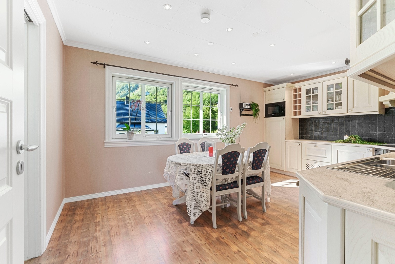 Kjøkkenet er av god størrelse med god plass til spisebord Galleribilde