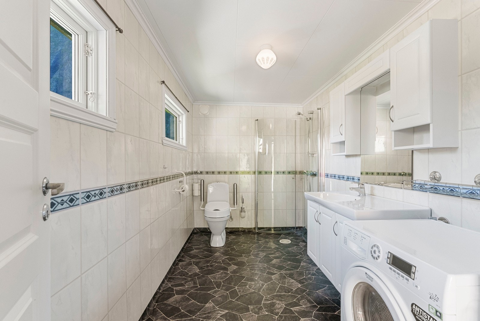 Badet ligger i boligens 1.etg. og er bygget nytt i nyere tid Galleribilde