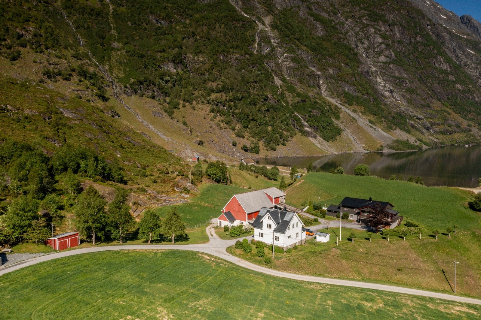 Gårdstunet er utbygd med våningshus, kårbolig, driftsbygning og garasje Galleribilde