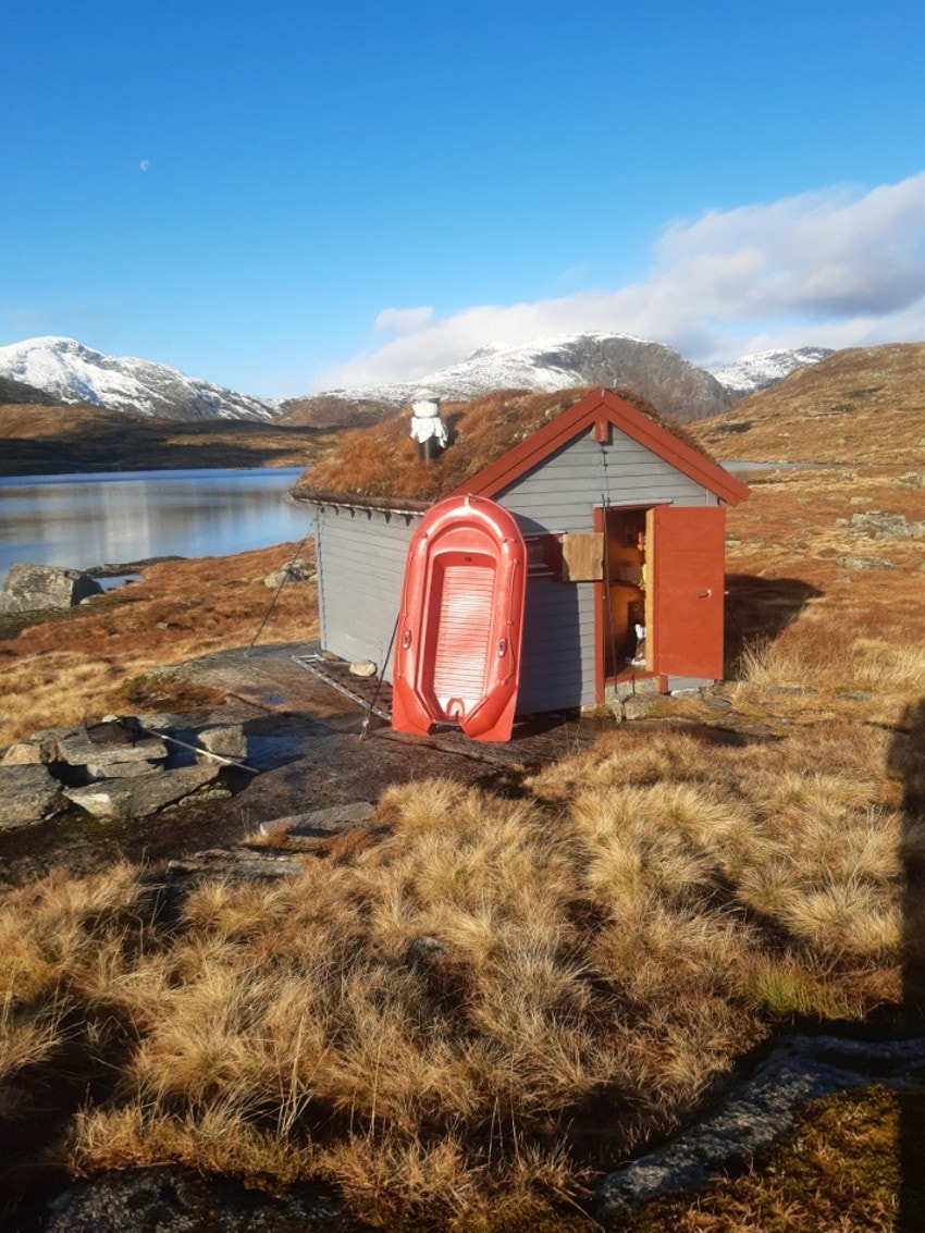 På fjellet i Nydalen ligger det en gjeterbu som eier disponerer sammen med flere av naboeiendommene i bygda - Fra kraftstasjonen i bygda er det vei/tunnell opp på fjellet til inntaket til kraftverket, herfra er det flere fine turmuligheter i fjellet Galleribilde