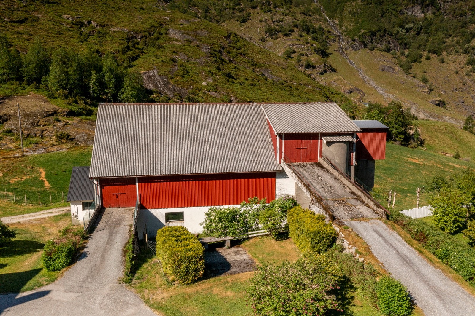 Driftsbygningen ble oppført i 1961 og inneholder i dag saue- og storfefjøs og låve Galleribilde