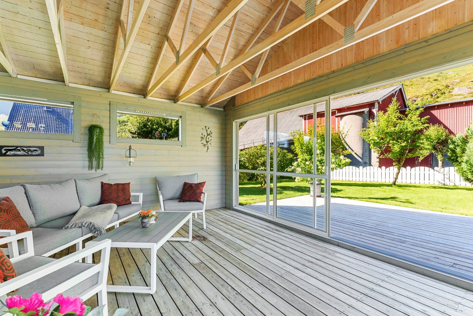 I fasade mot vest er det bygget hagestue med tilhørende markterrasse på ca.56m2 Galleribilde