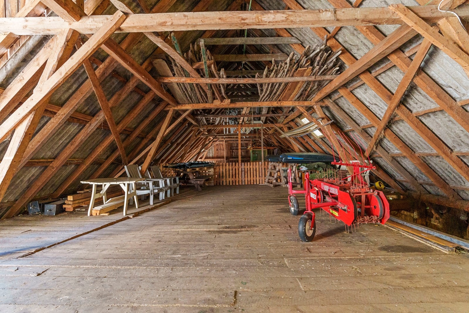 Høylåven med tilkomst over låvebrua fra tunplassen Galleribilde
