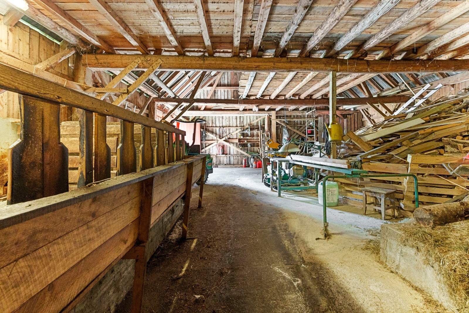 Låvebygget er bygget opp med tradisjonelt grindverk Galleribilde