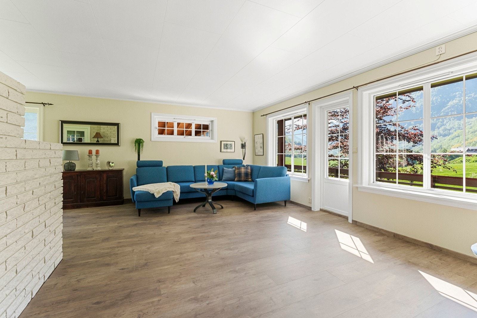 I fasade mot sør er det utgang til veranda med tilhørende vinterstue Galleribilde