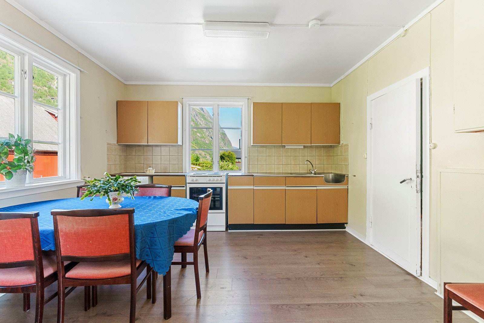 Kårboligen har i hovedsak eldre enkel standard, men er inntil nylig brukt som helårsbolig Galleribilde