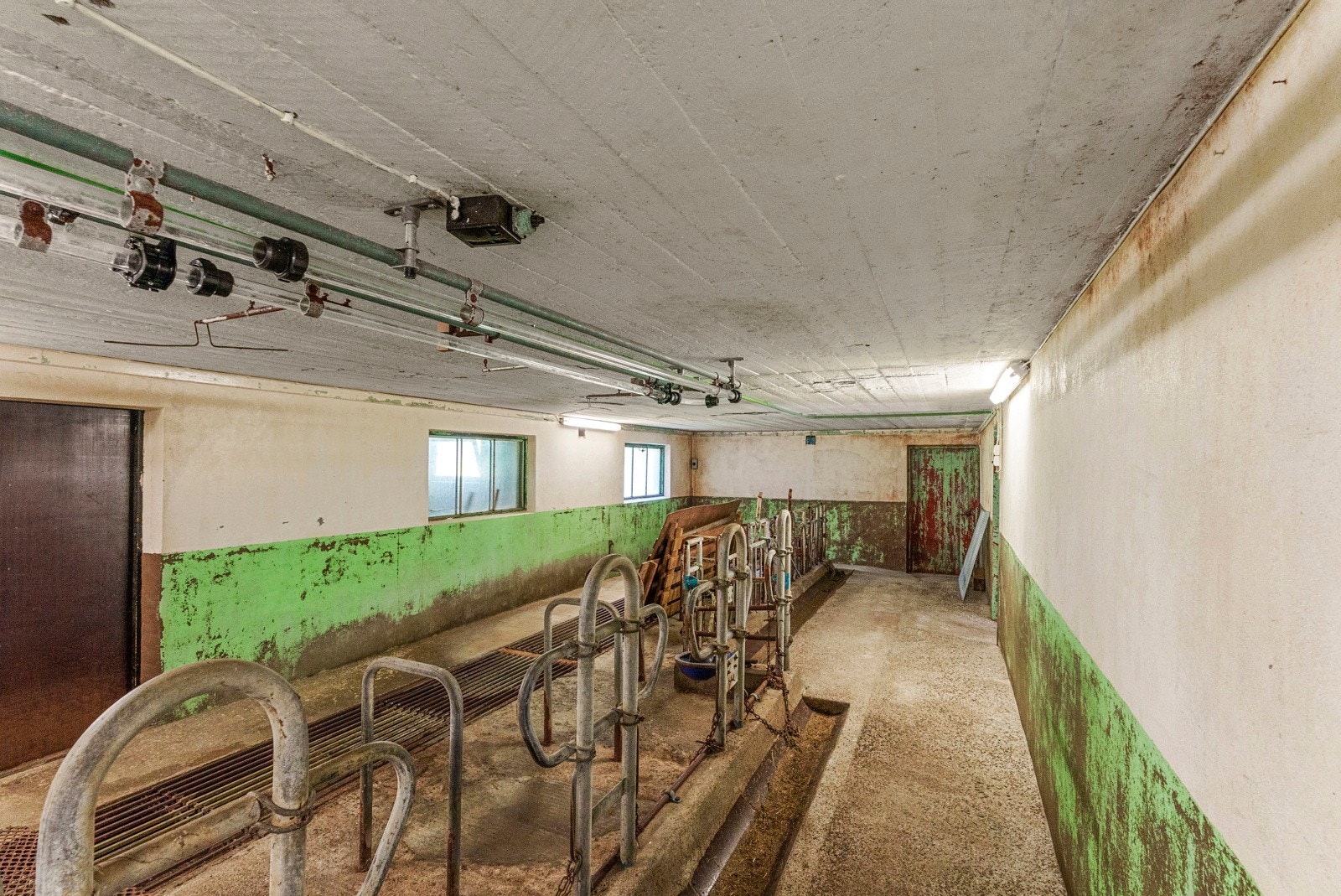 Deler av fjøsen er innredet med innhengning for storfe Galleribilde