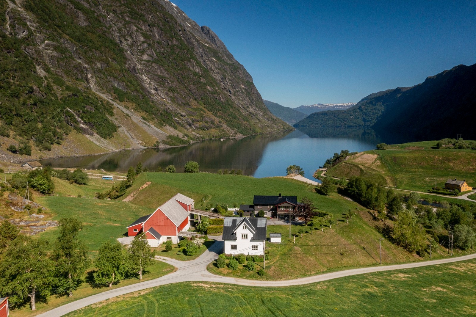 Eiendommen ligger fint til i landlige omgivelser ved Breimsvatnet i Sunnfjord kommune Galleribilde