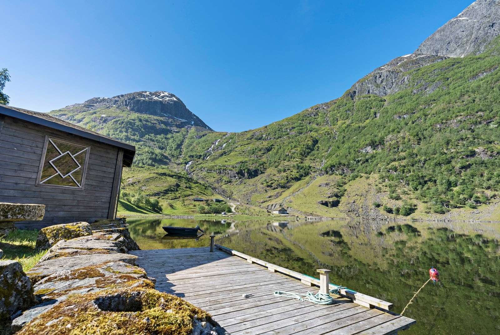 Kaianlegg med båtfeste i tilknytning til lysthuset som følger med eiendommen Galleribilde