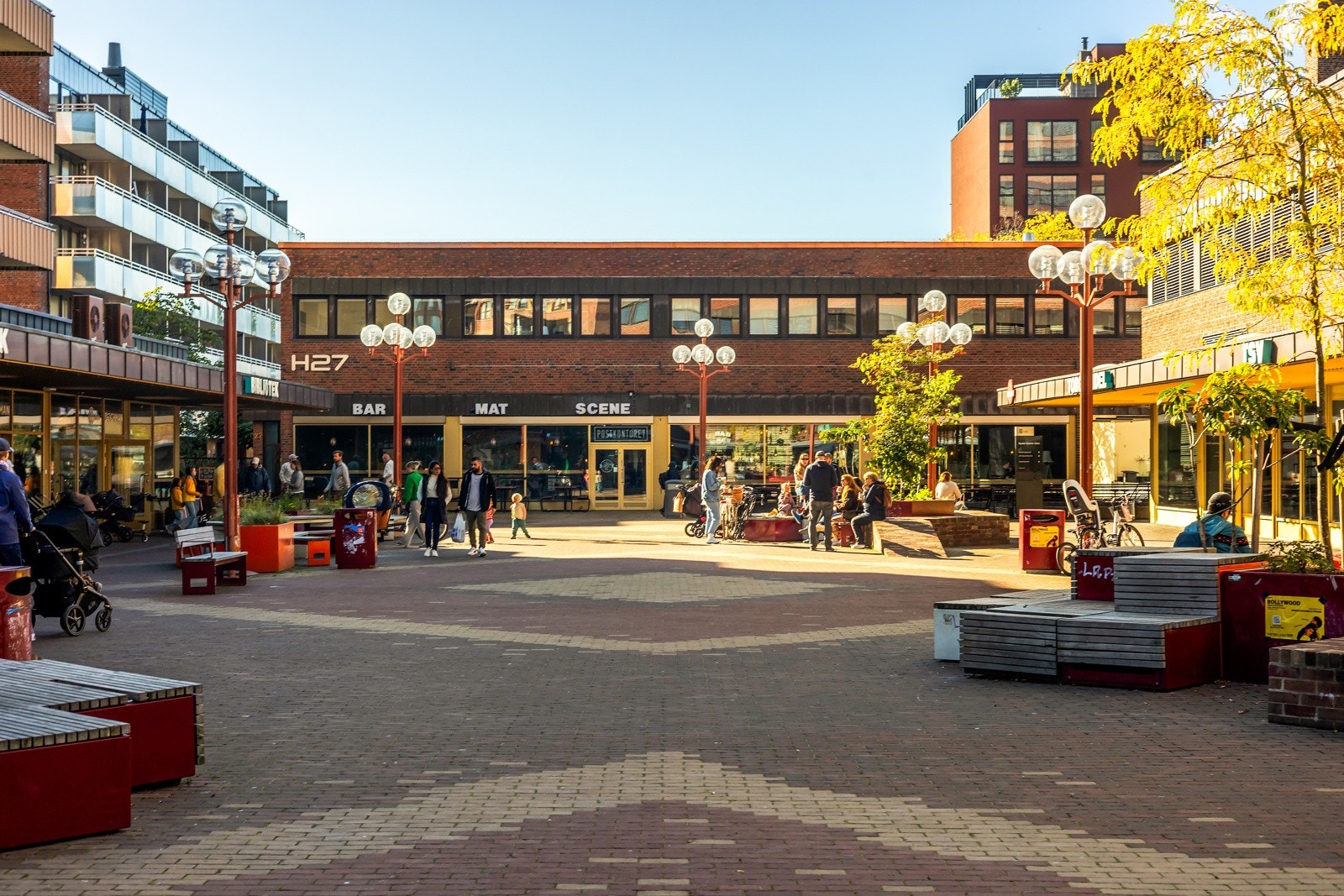 På Tøyen Torg, et steinkast unna finner du bl.a. T-bane, matvarebutikker, apotek, bar, kafeer, frisørsalonger, bakeri og post i butikk. Her finner du også Deichman bibliotek Galleribilde
