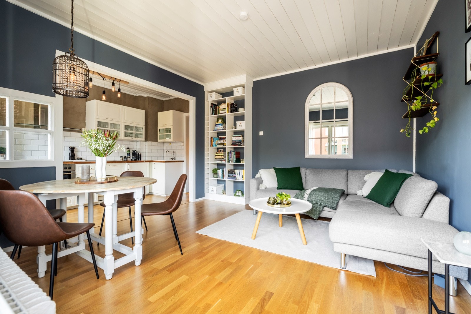 Her er det god plass til både sofagruppe og spisebord Galleribilde