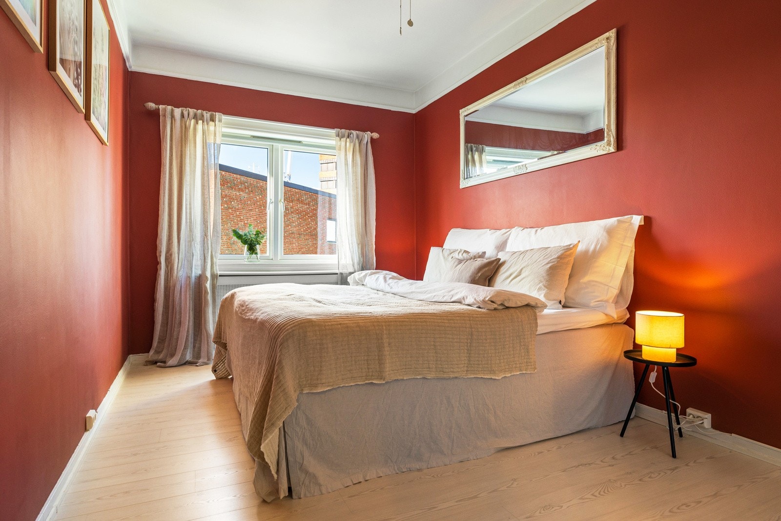 Leiligheten har et stort soverom som vender mot bakgård. Galleribilde