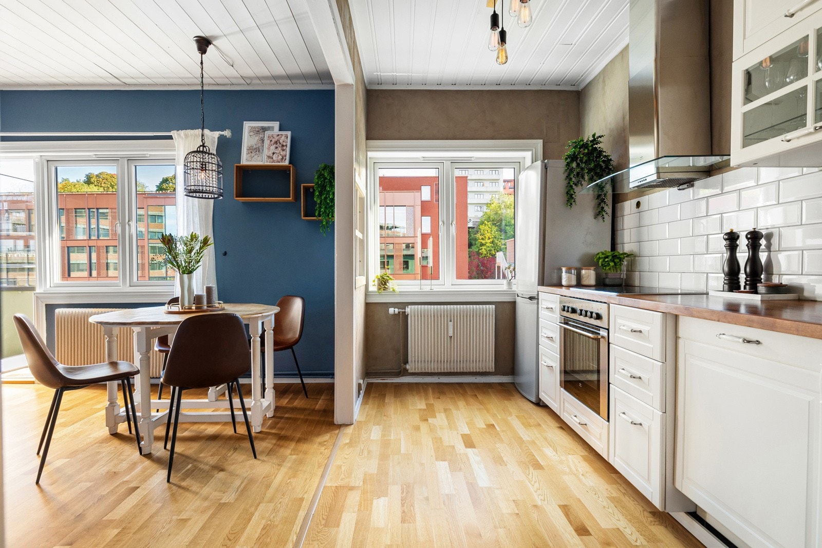 Komfyr, platetopp og oppvaskmaskin er integrert i innredningen, mens kjøl/frys er plassert i innredningen Galleribilde