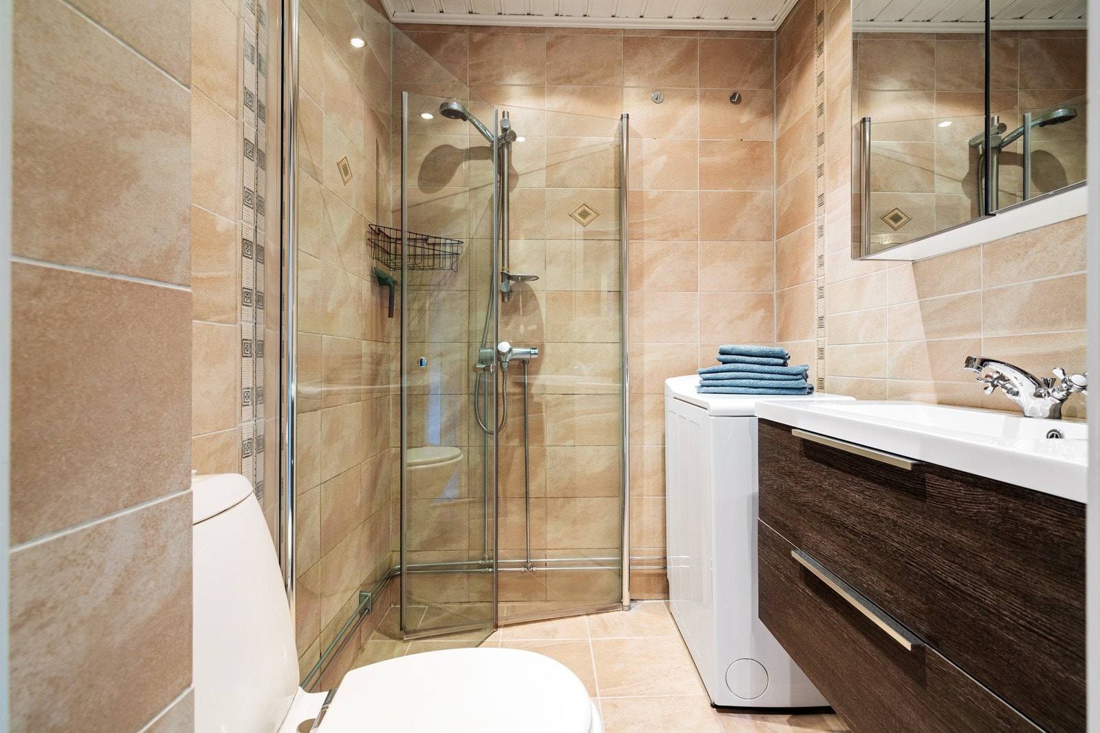 Leiligheten har et flislagt bad med varmekabler og opplegg for vaskemaskin. Sameiet har felles varmtvannstilførsel, kostnaden er inkludert i fellesutgiftene Galleribilde