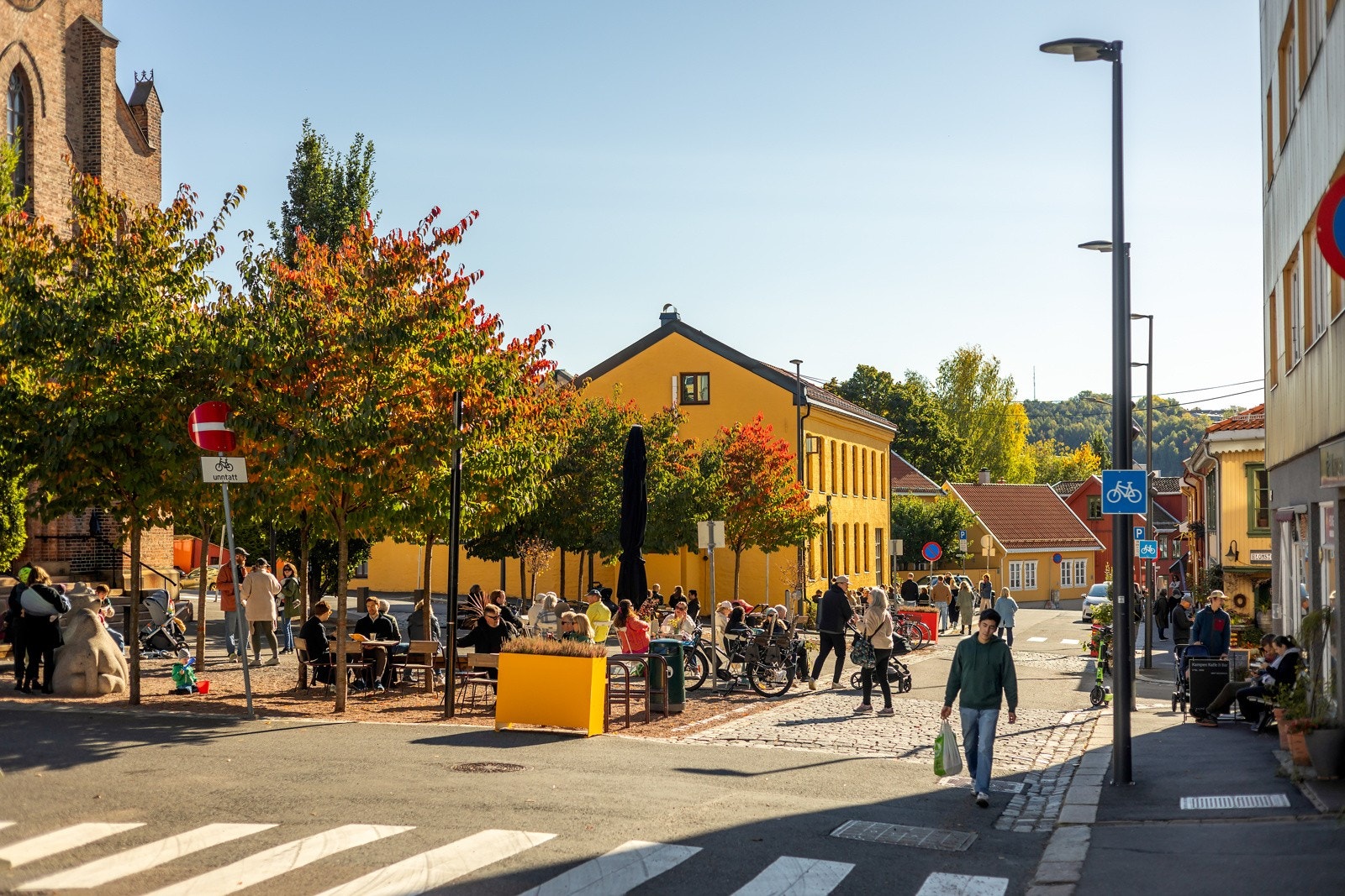 På Thorbjørn Egners plass foran Kampen kirke finner du blomsterbutikk og flere spisesteder med uteservering Galleribilde