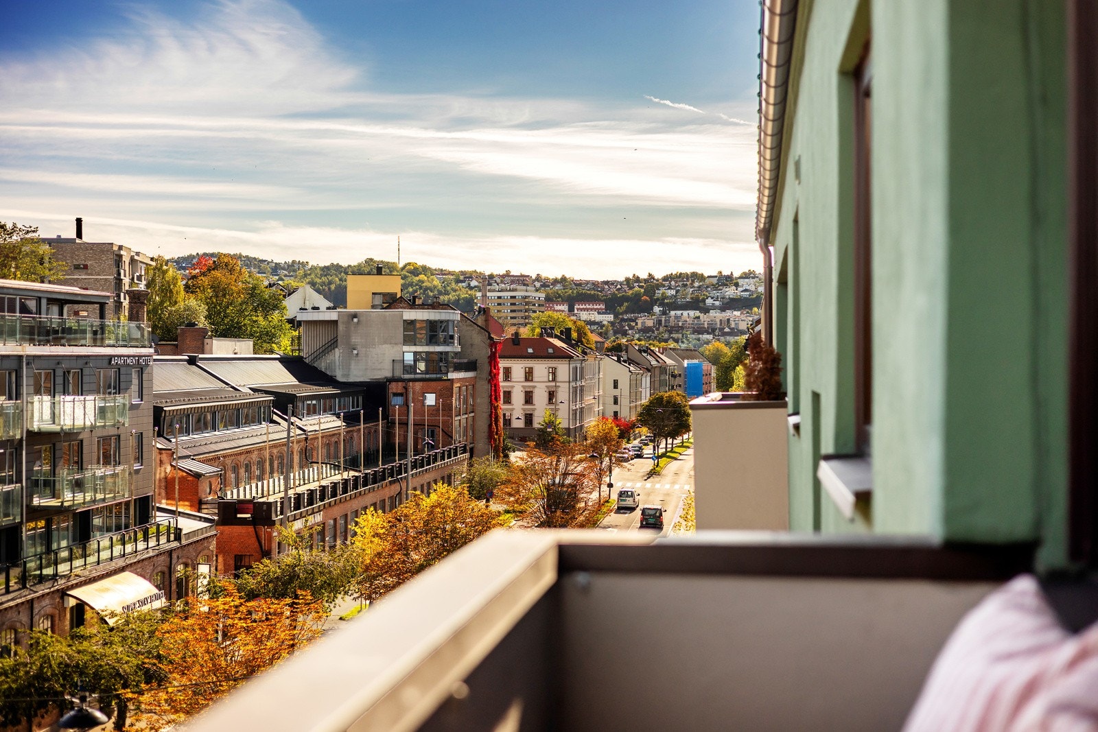 Balkongen er ca. 3 kvm og har hyggelig utsyn over nabolaget Galleribilde