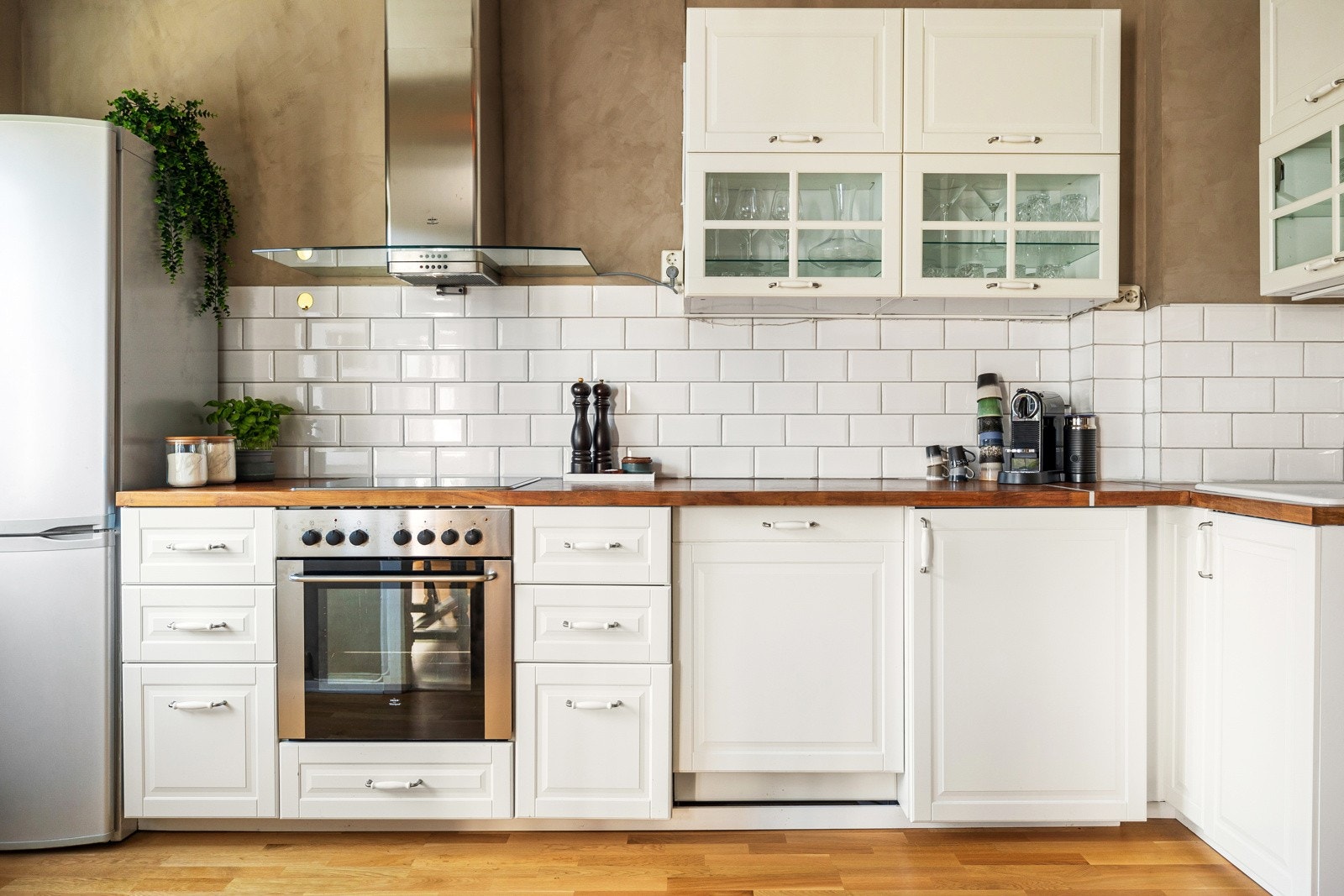 Leilighetens kjøkkeninnredning er fra 2017 og har profilerte fronter og benkeplater i eik med nedfelt hvit kum Galleribilde