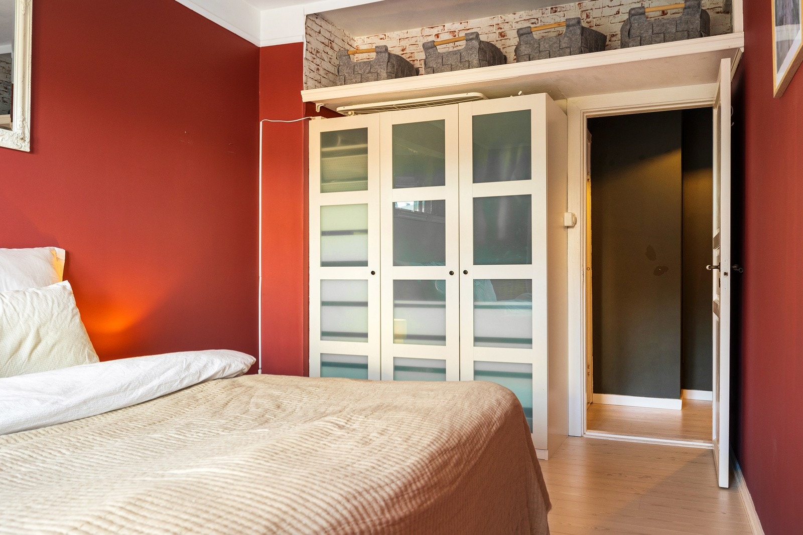 Klær kan ryddes pent vekk i en garderobe Galleribilde