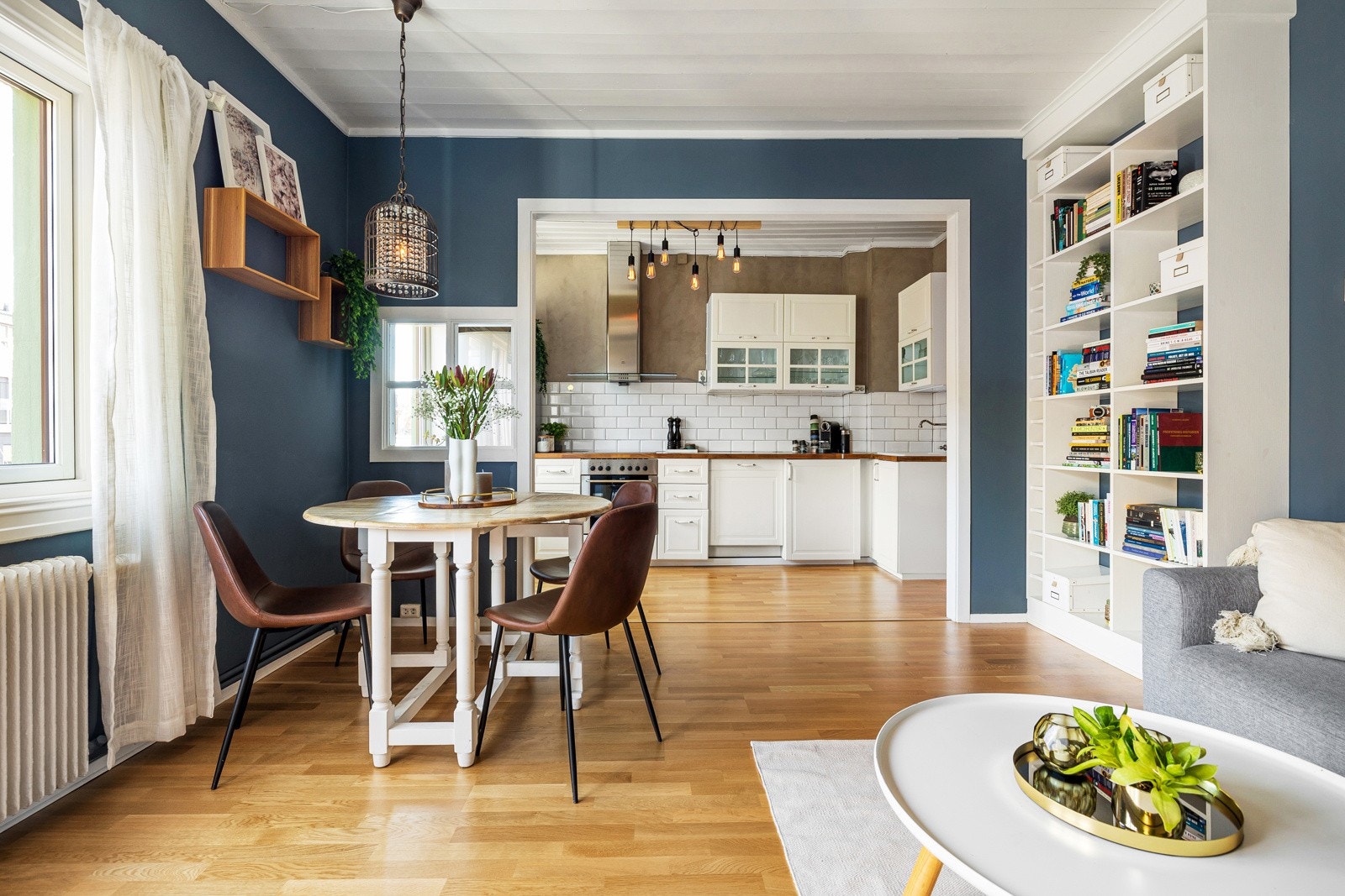 Store vindusflater slipper inn rikelig med naturlig lys og god takhøyde gjør at rommer virker luftig Galleribilde