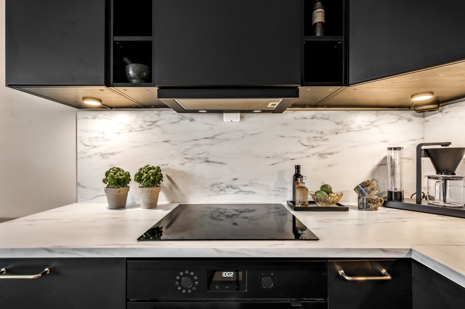 Kjøkkenet ditt er utstyrt med integrert kjøl/fryseskap, oppvaskmaskin, mikro, stekeovn og platetopp. Galleribilde