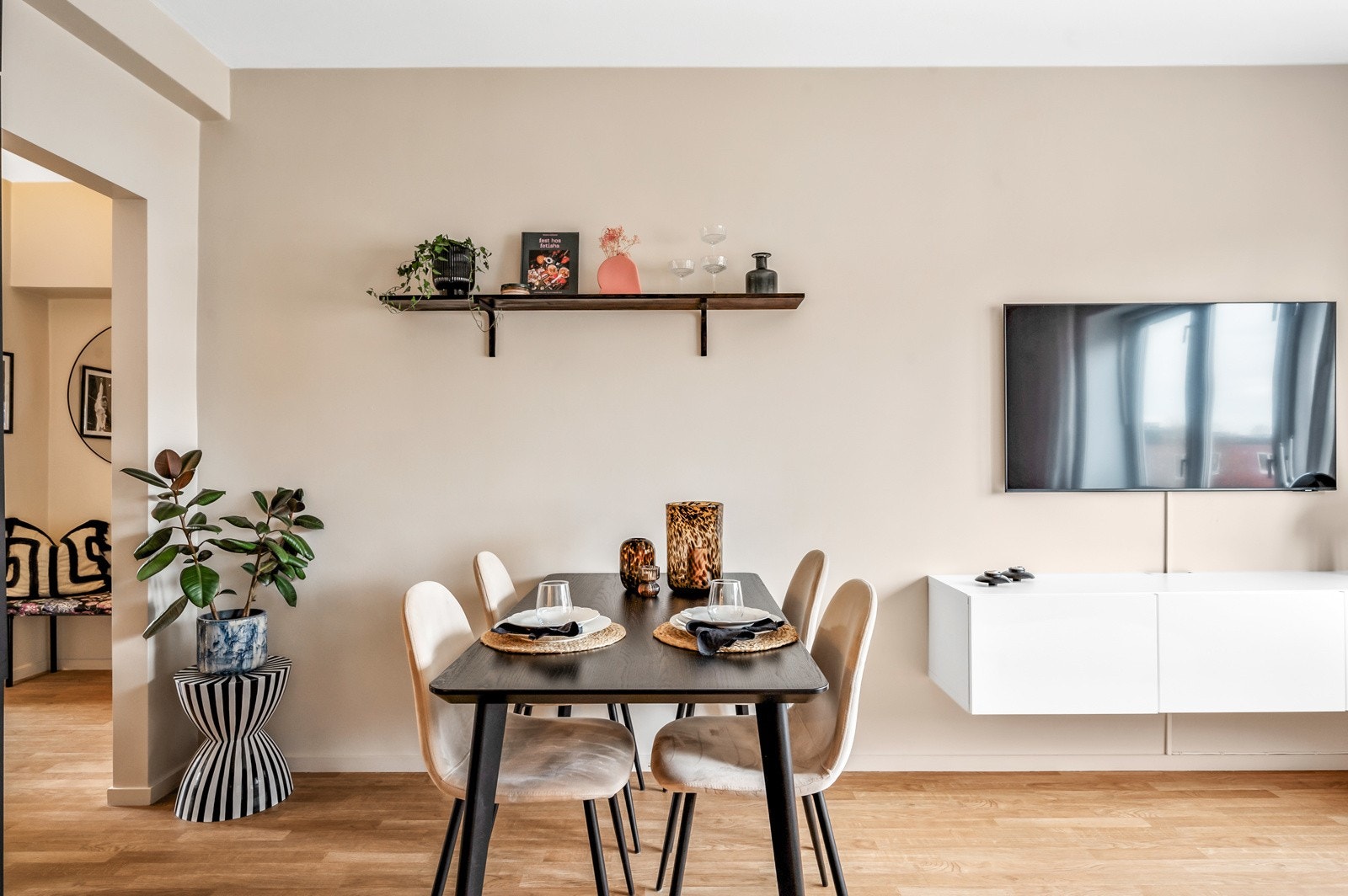 Naturlig del av stuen for spisebord og stoler. Galleribilde