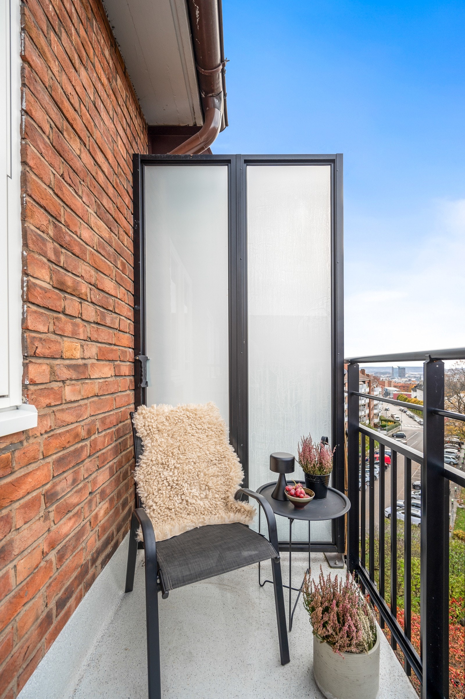 Balkongen vender ut mot rolig bakgård. Galleribilde