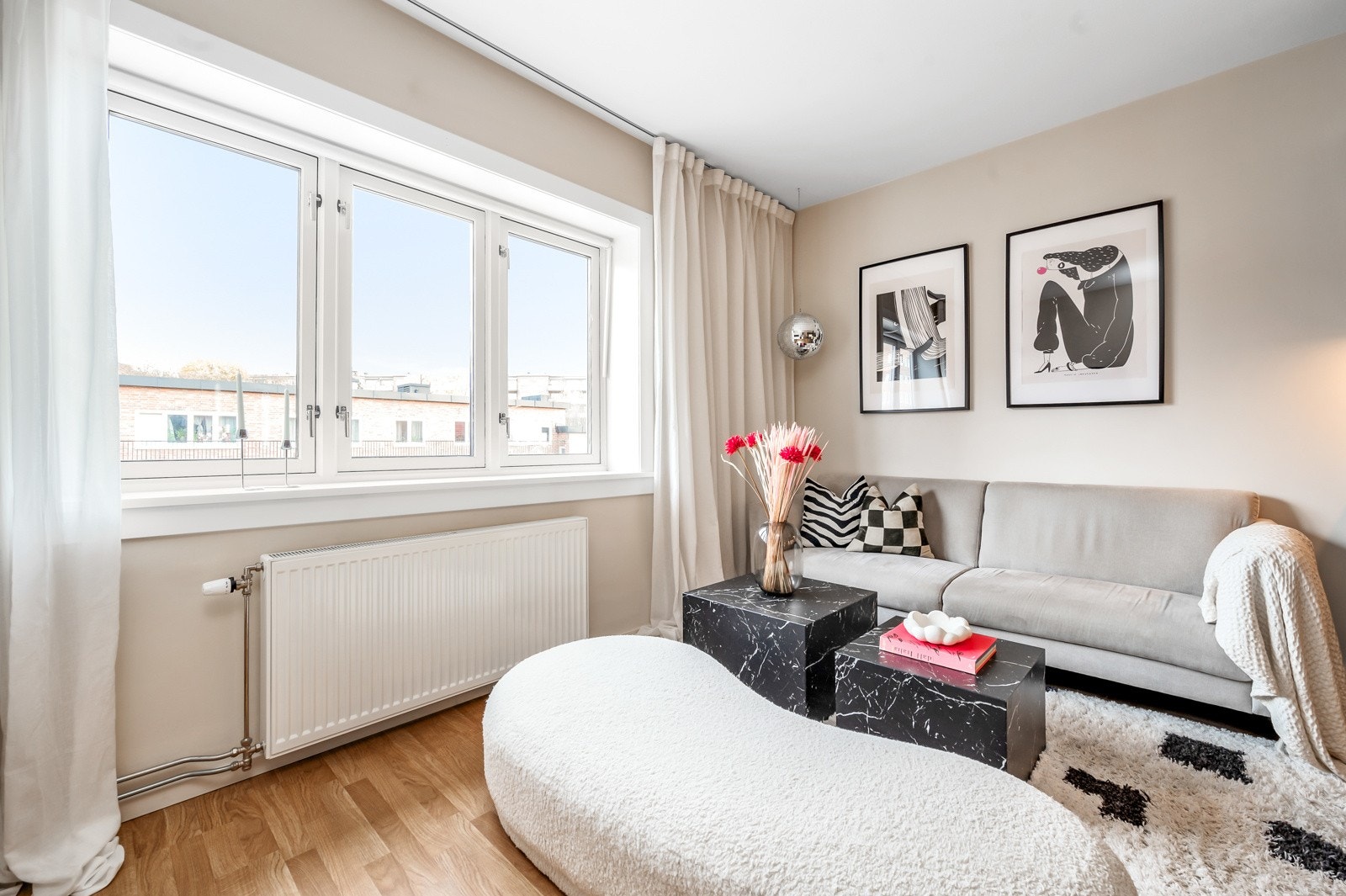 De store vindusflatene slipper inn godt med naturlig lys. Galleribilde