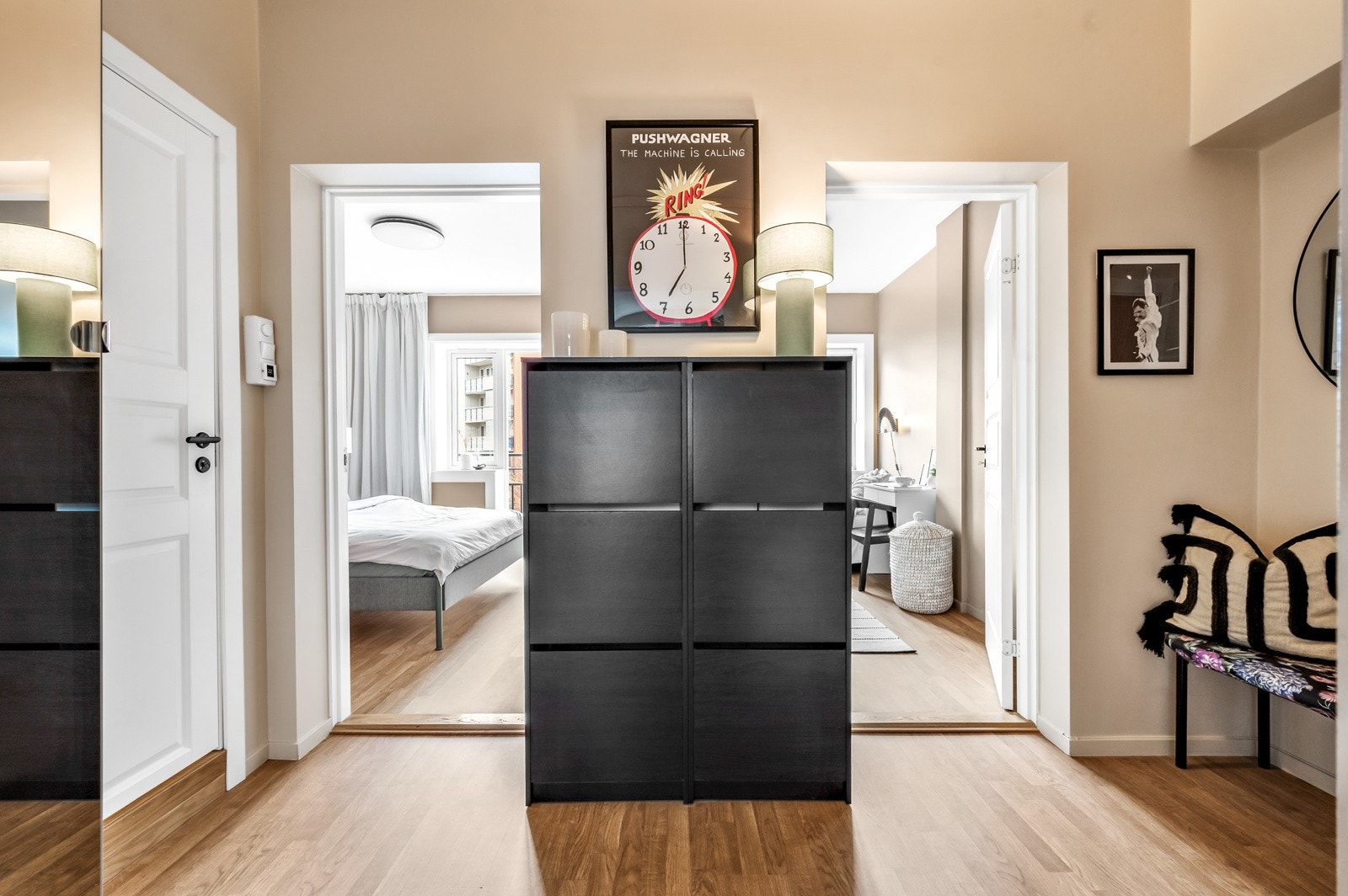 Det er veldig deilig at begge soverommene vender vekk fra bilvei og inn mot rolig bakgård. Godt for nattesøvnen! Galleribilde