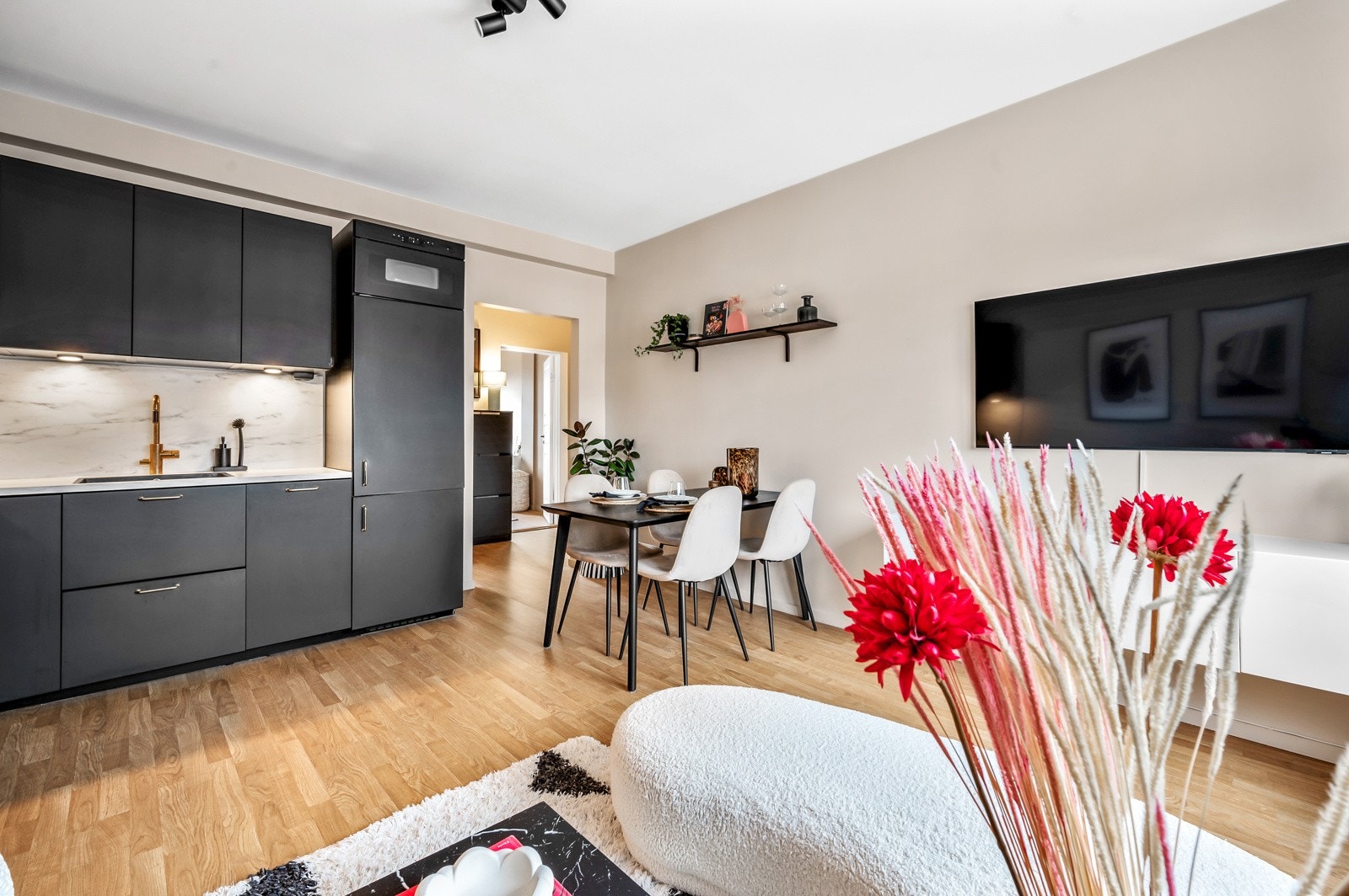 Når du har en åpen kjøkkenløsning er det veldig fint at kjøkkenet er moderne og brukervennlig! Galleribilde