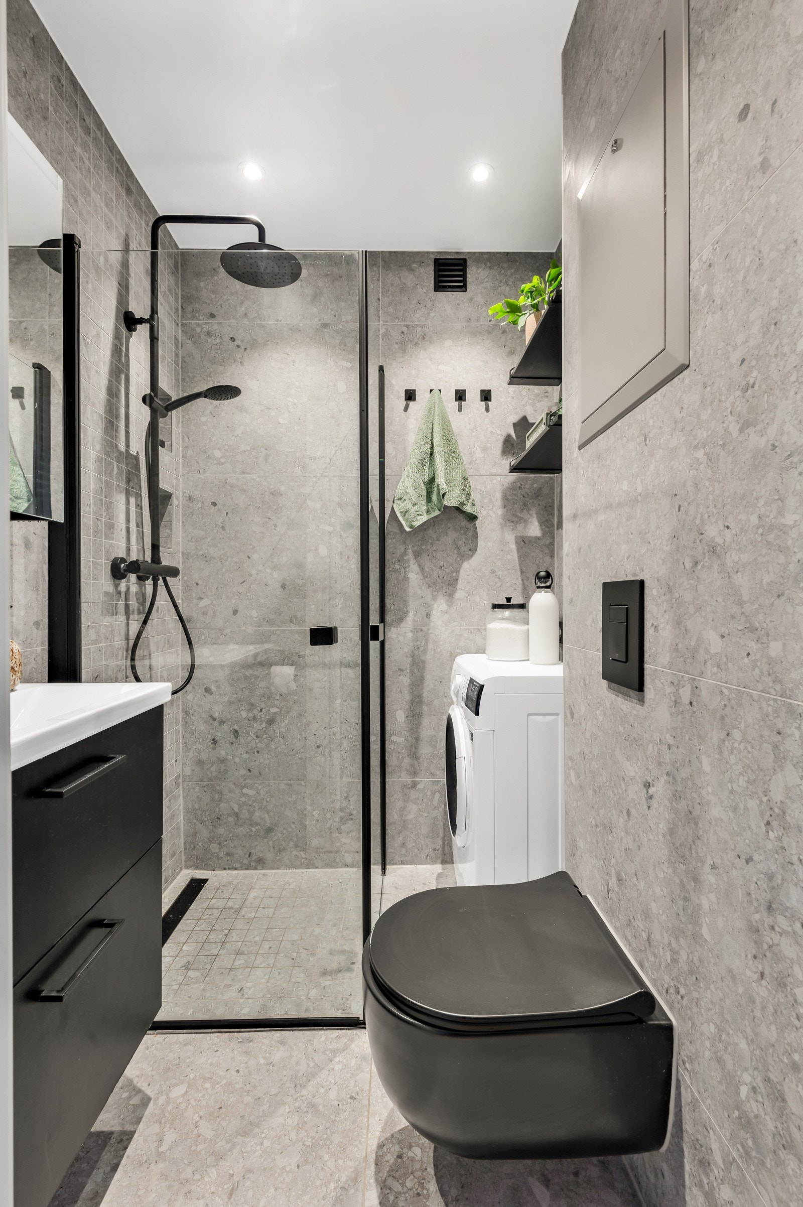 Badet er lekkert pusset opp i 2021 hvor det er valgt stilren innredning og pene fliser. Galleribilde