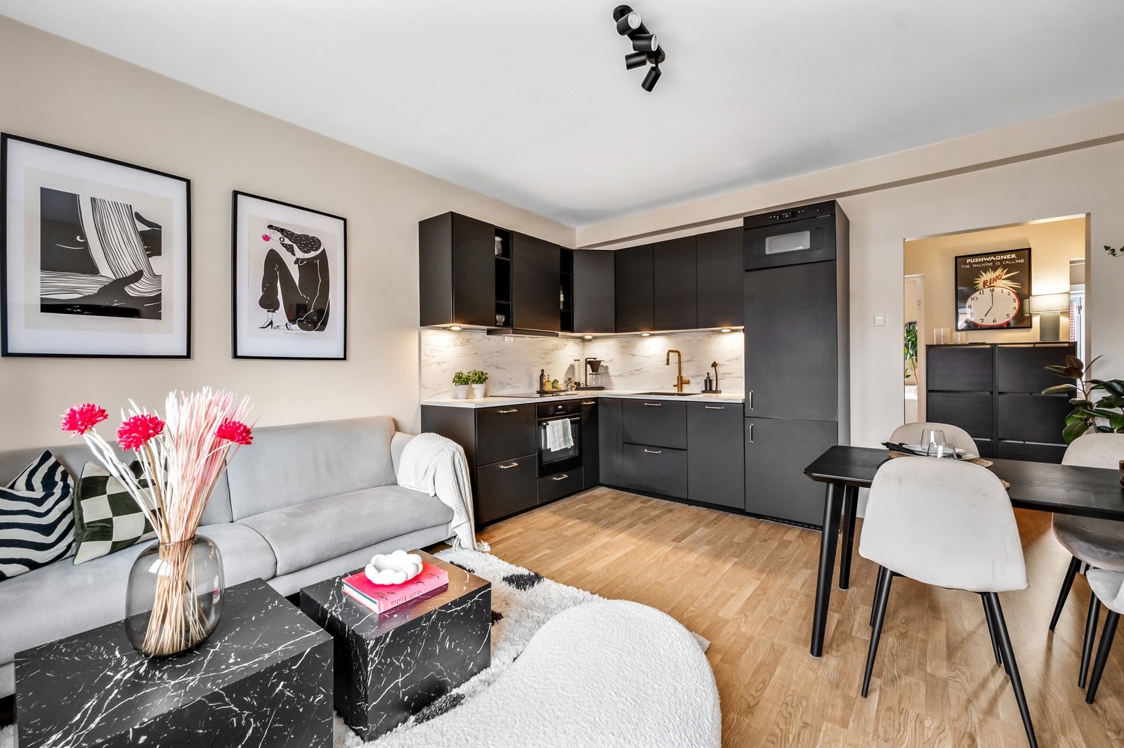 Stua er hjertet av leiligheten hvor du har naturlig møbleringssoner til alt du måtte trenge. Galleribilde