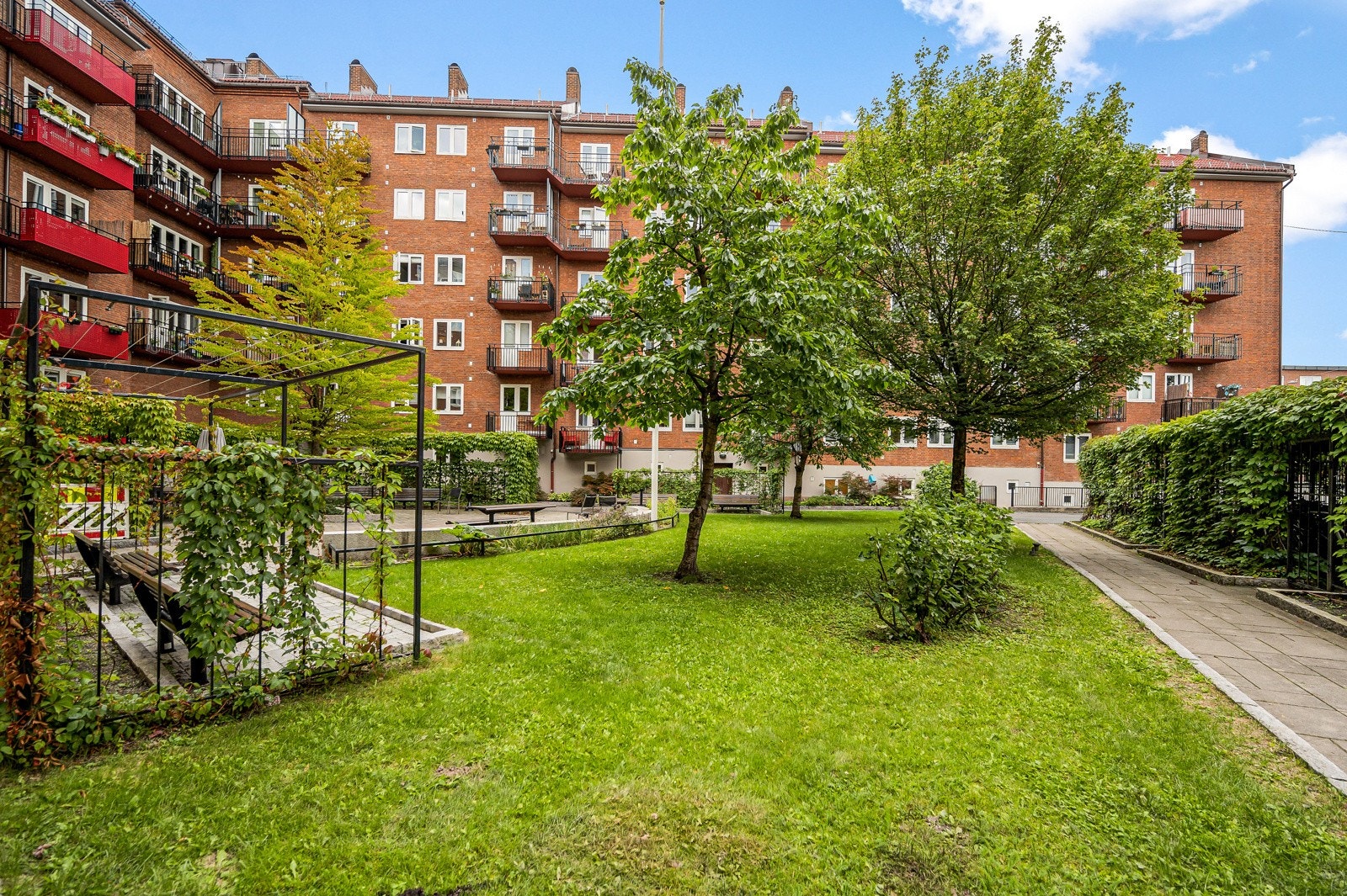 Borettslaget har en fantastisk bakgård med grill, parasoller og langbord. Galleribilde